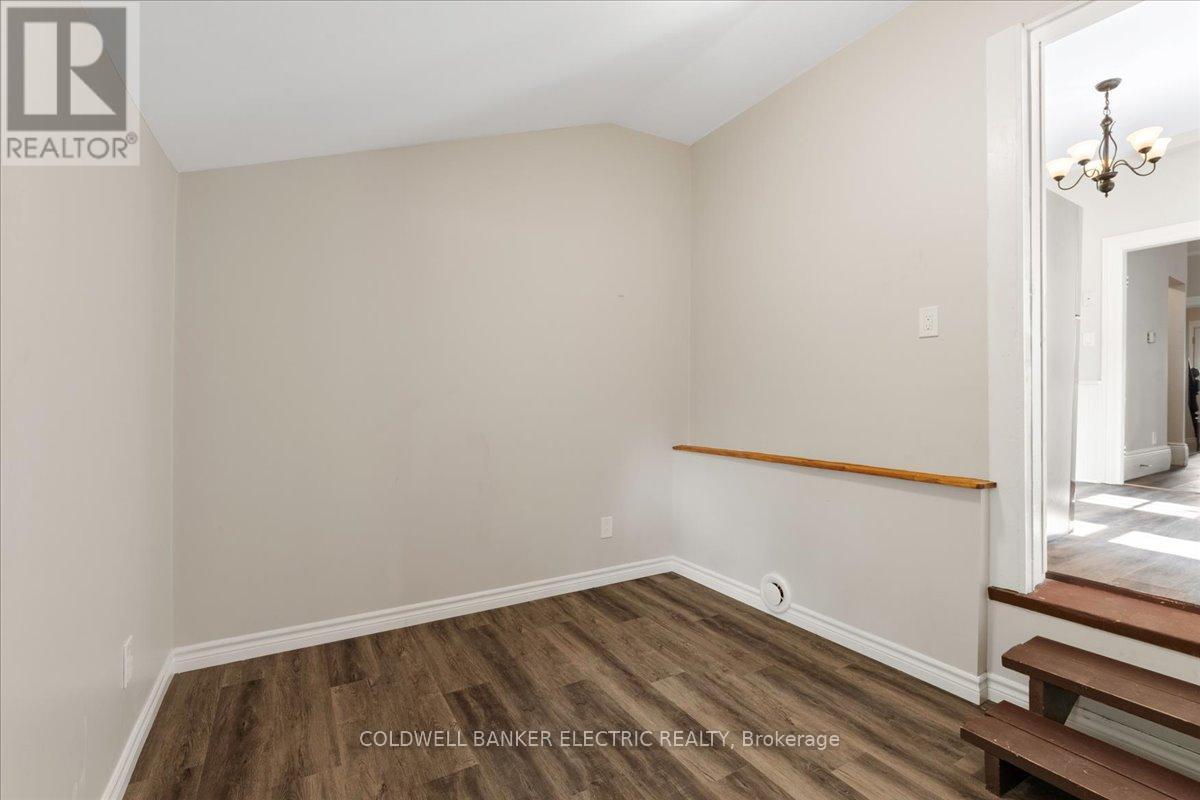544 Chamberlain Street, Peterborough Central (South), Ontario  K9J 4L5 - Photo 17 - X12211883