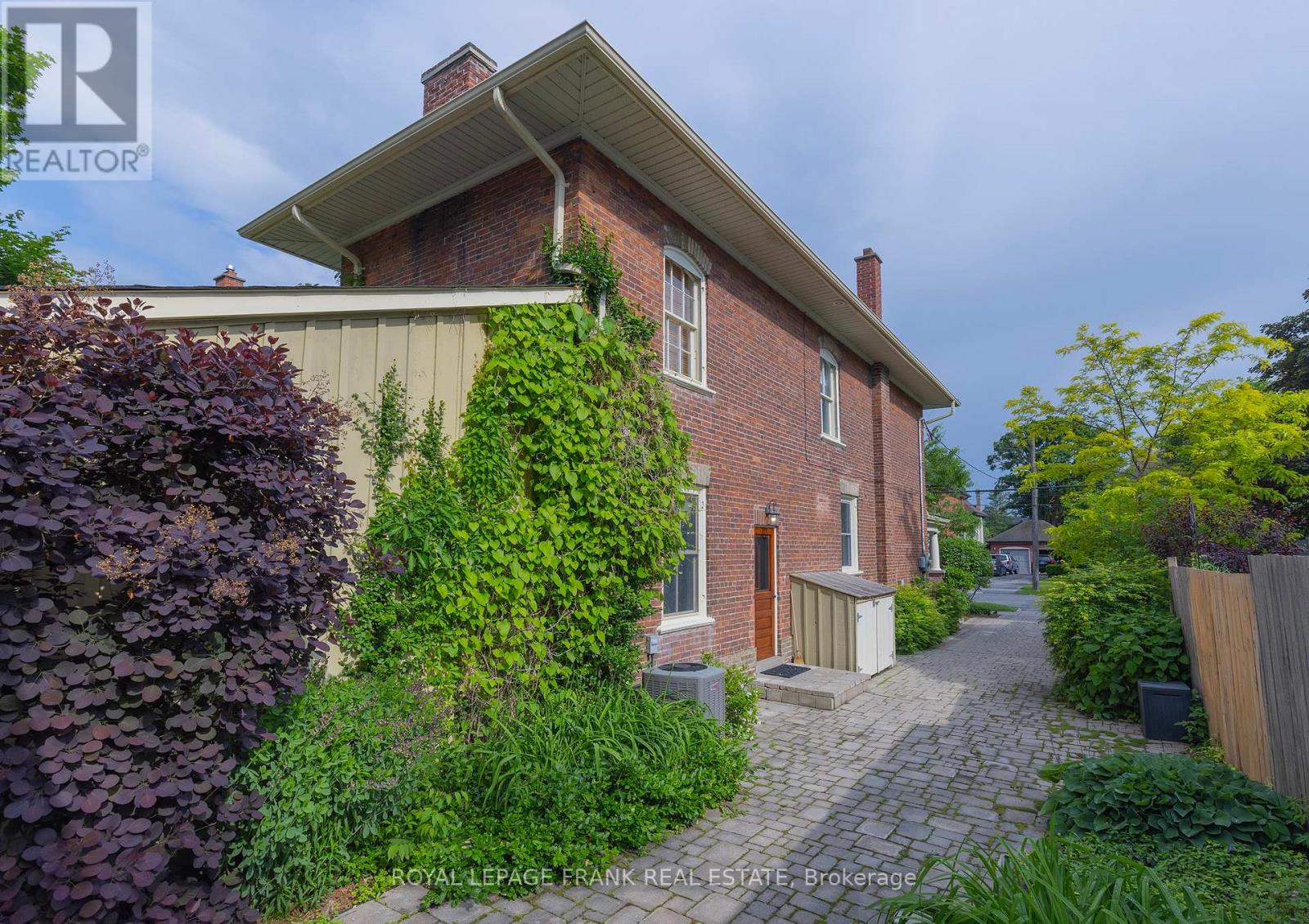 454 Weller Street, Peterborough Central (Old West End), Ontario  K9H 2N6 - Photo 3 - X12215052