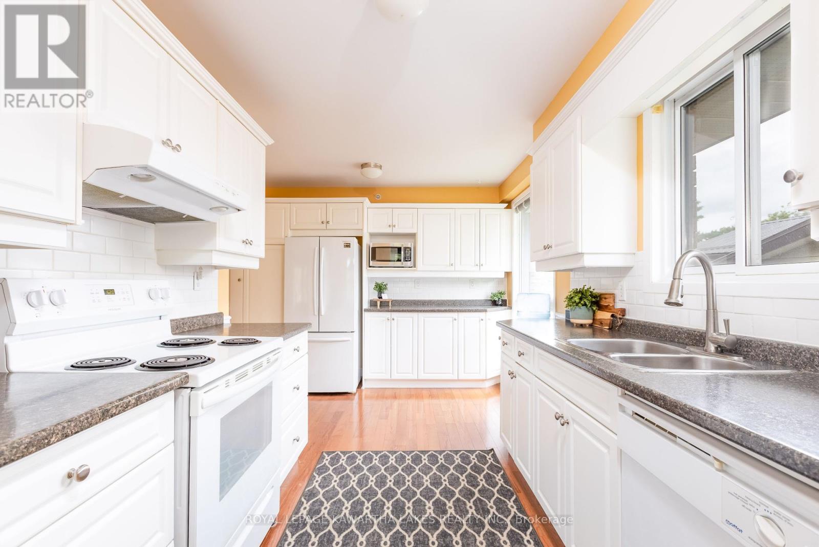 12 Hillside Drive, Kawartha Lakes (Lindsay), Ontario  K9V 1A4 - Photo 11 - X12215114