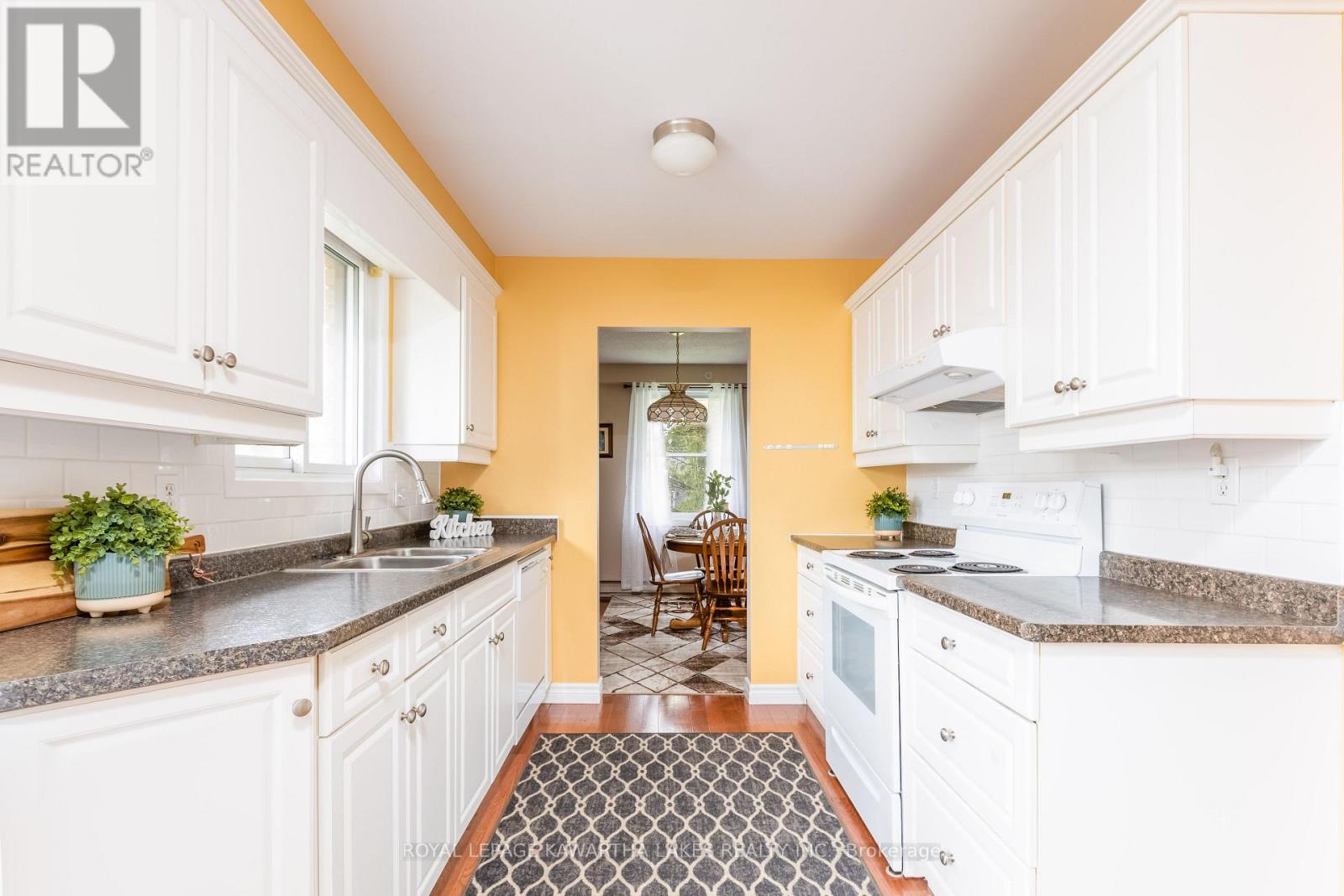 12 Hillside Drive, Kawartha Lakes (Lindsay), Ontario  K9V 1A4 - Photo 13 - X12215114