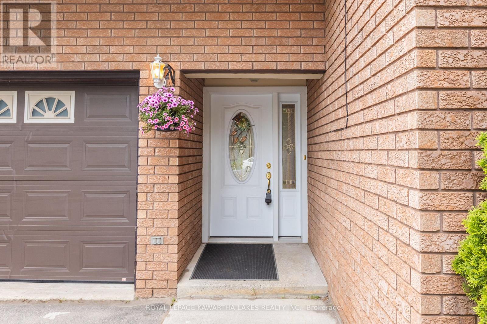 12 Hillside Drive, Kawartha Lakes (Lindsay), Ontario  K9V 1A4 - Photo 2 - X12215114