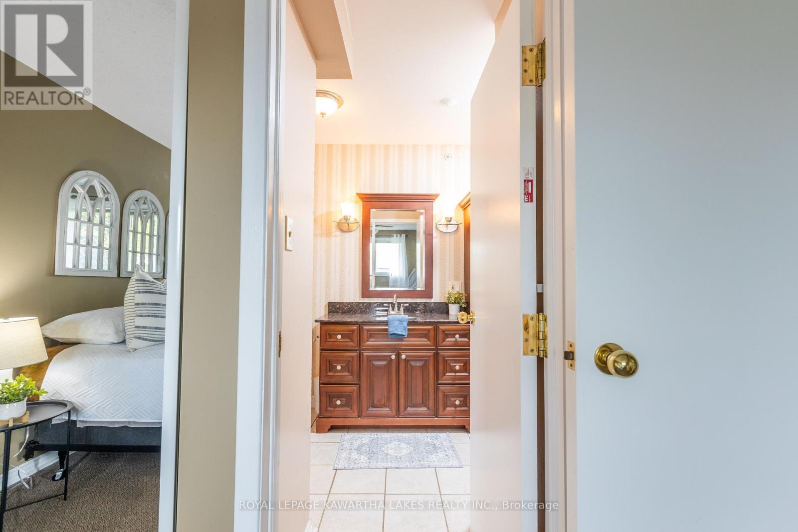 12 Hillside Drive, Kawartha Lakes (Lindsay), Ontario  K9V 1A4 - Photo 20 - X12215114