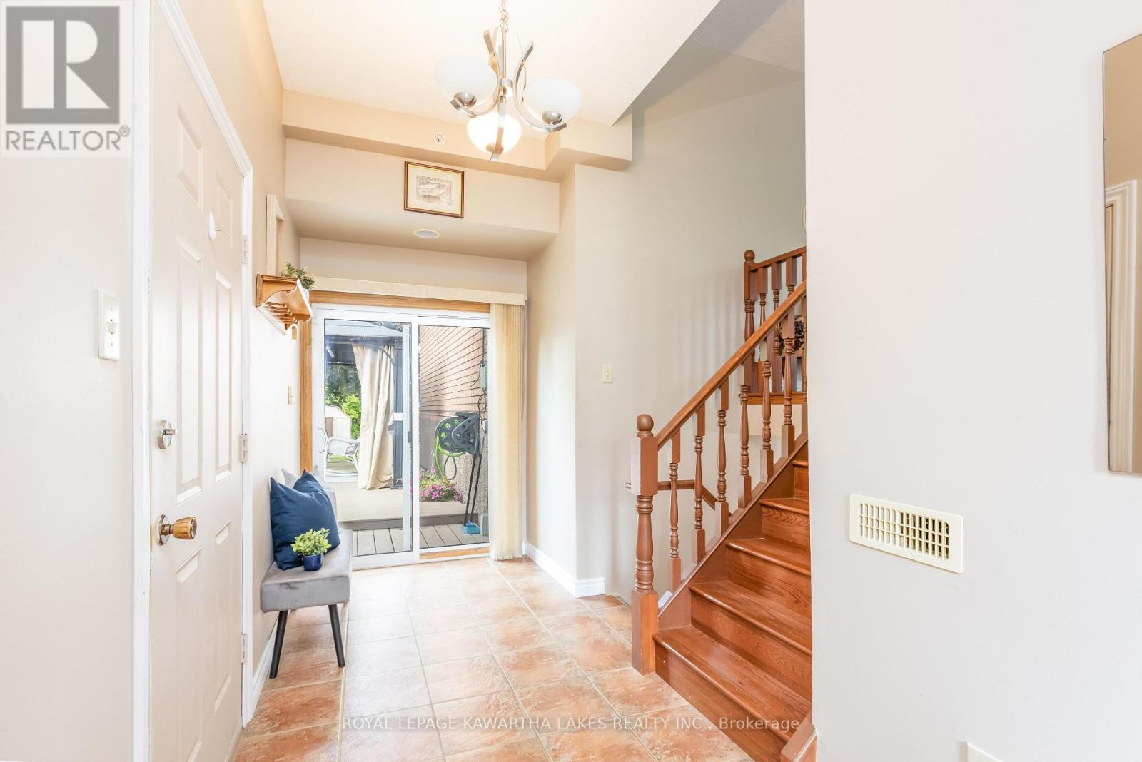 12 Hillside Drive, Kawartha Lakes (Lindsay), Ontario  K9V 1A4 - Photo 3 - X12215114