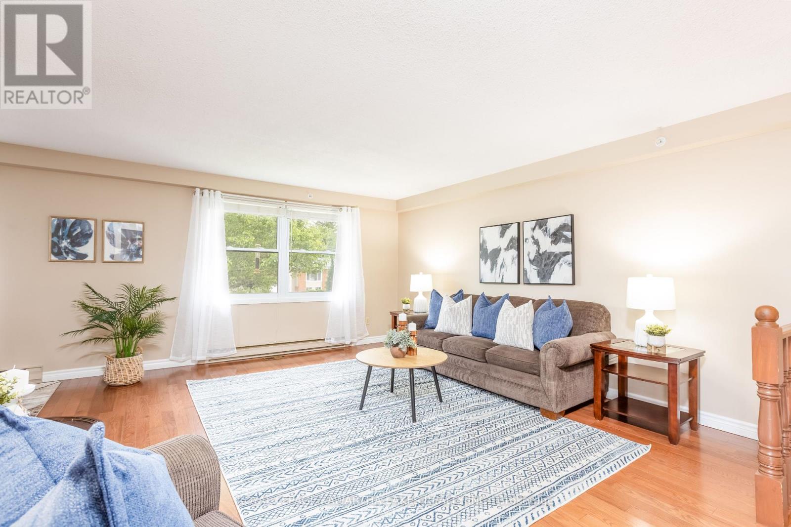 12 Hillside Drive, Kawartha Lakes (Lindsay), Ontario  K9V 1A4 - Photo 5 - X12215114