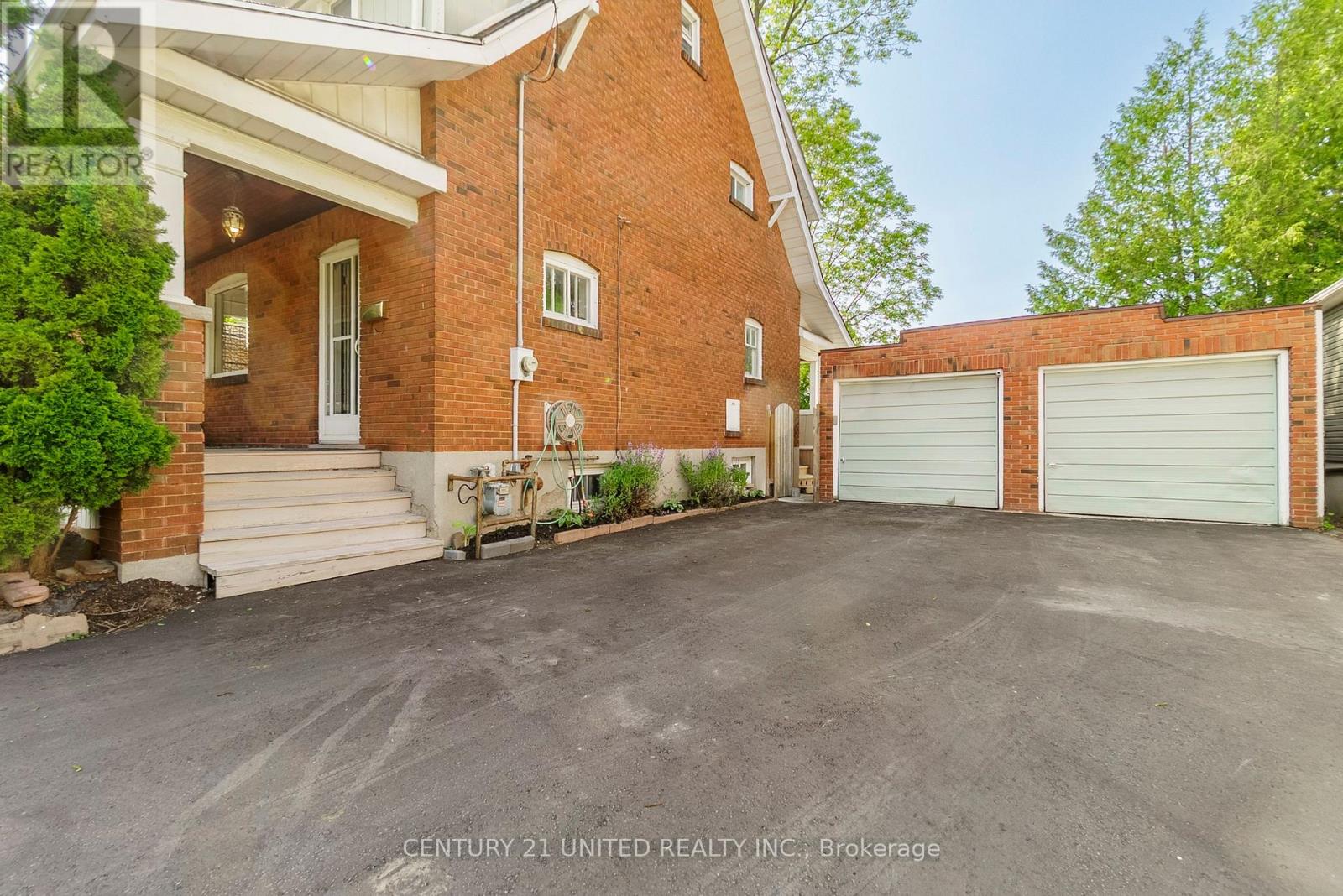 624 Charlotte Street, Peterborough Central (Old West End), Ontario  K9J 2W8 - Photo 4 - X12218495