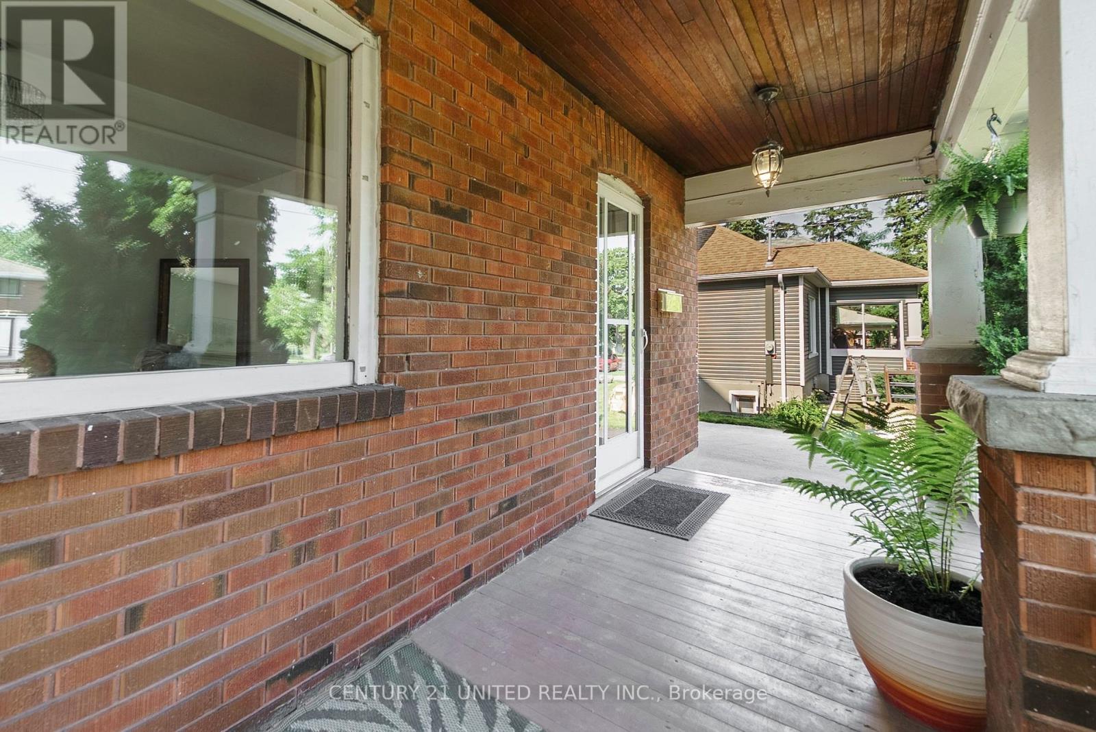 624 Charlotte Street, Peterborough Central (Old West End), Ontario  K9J 2W8 - Photo 6 - X12218495