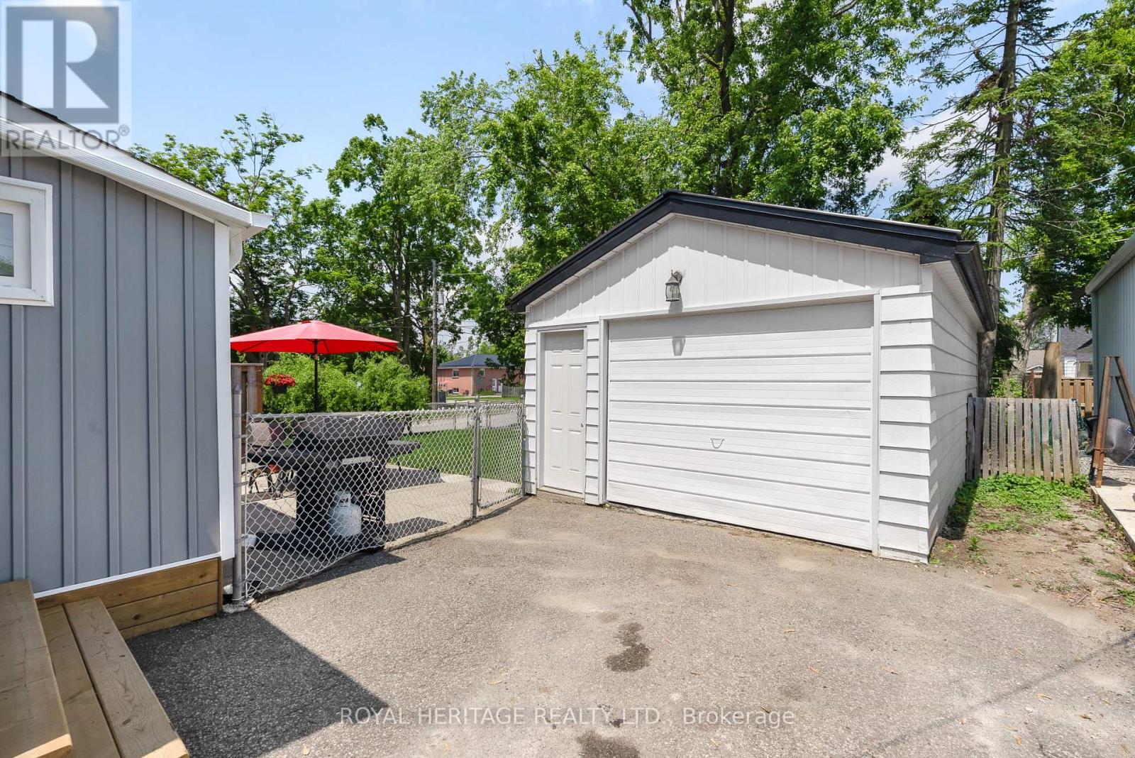 203 Princess Elizabeth Crescent, Kawartha Lakes (Lindsay), Ontario  K9V 1P2 - Photo 3 - X12218549