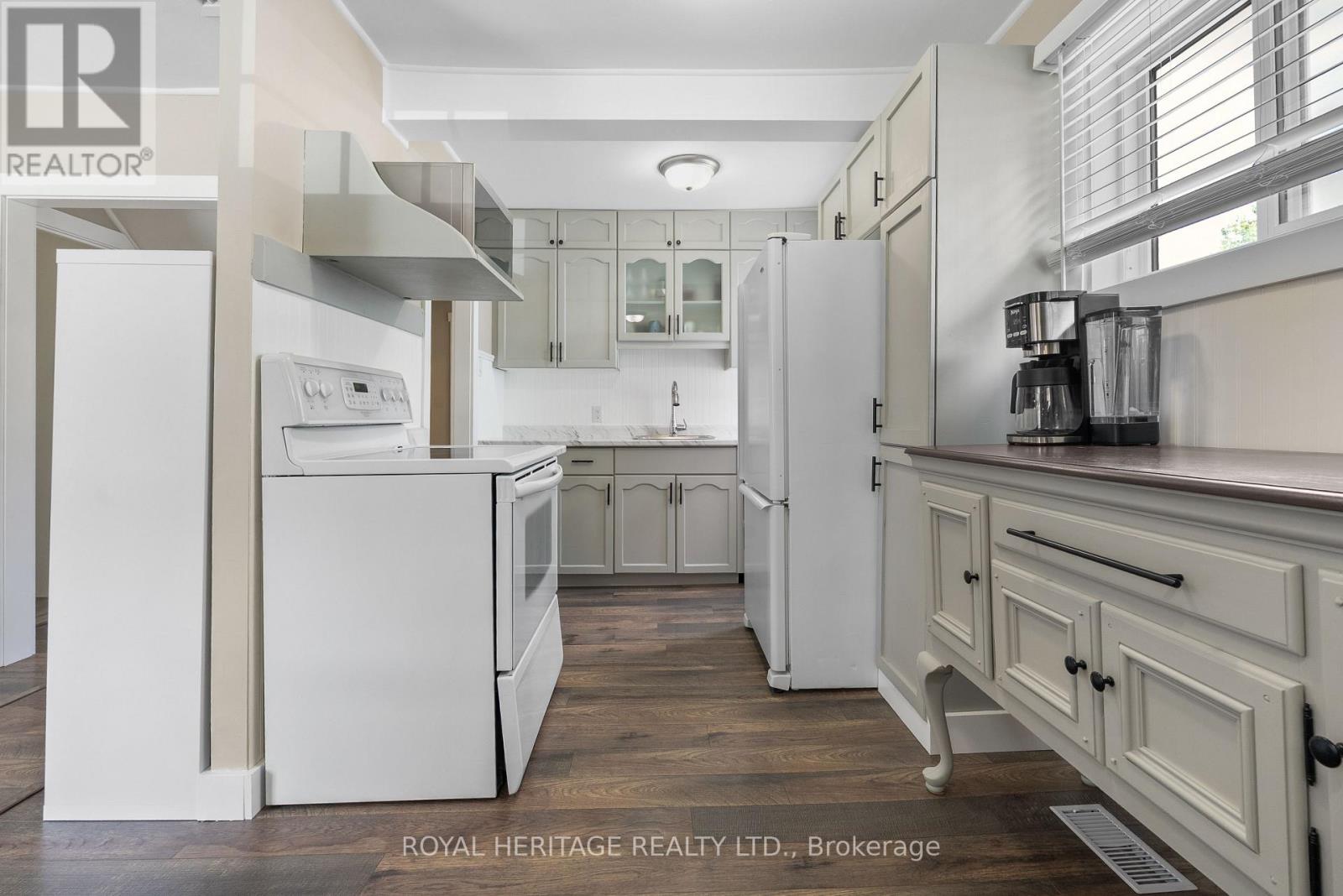 203 Princess Elizabeth Crescent, Kawartha Lakes (Lindsay), Ontario  K9V 1P2 - Photo 8 - X12218549