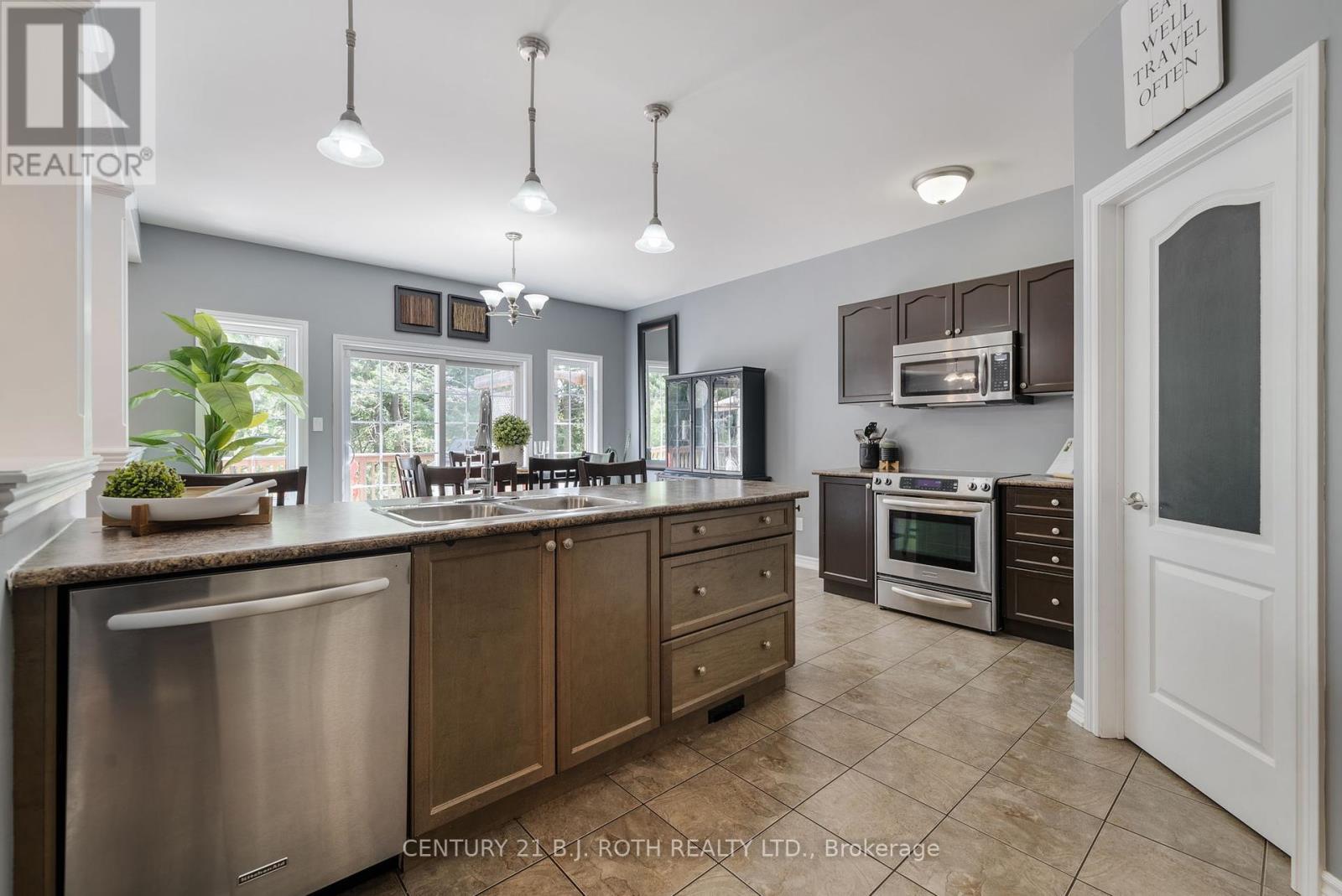 98 Laurent Boulevard, Kawartha Lakes (Lindsay), Ontario  K9V 0G8 - Photo 4 - X12218944