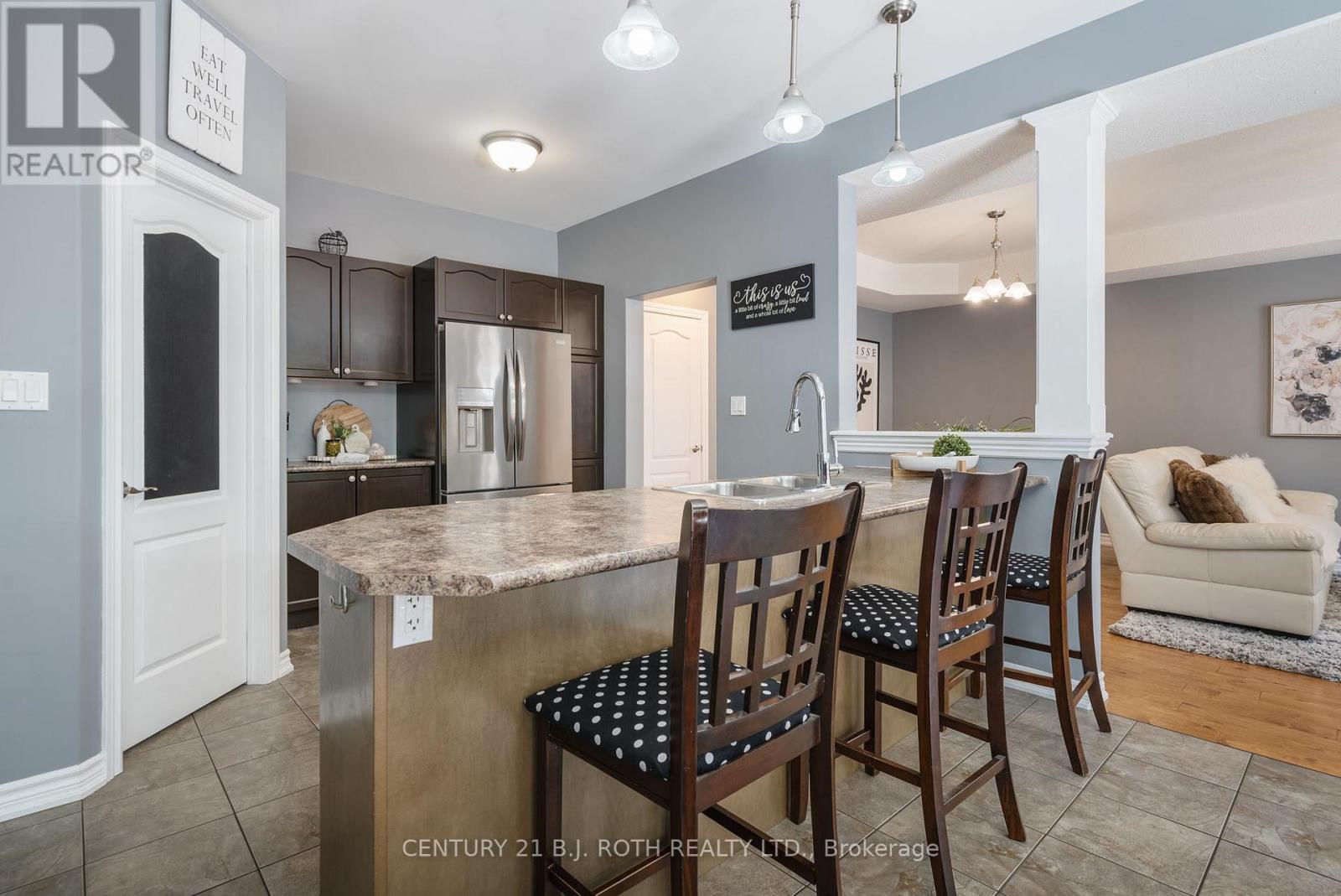 98 Laurent Boulevard, Kawartha Lakes (Lindsay), Ontario  K9V 0G8 - Photo 6 - X12218944