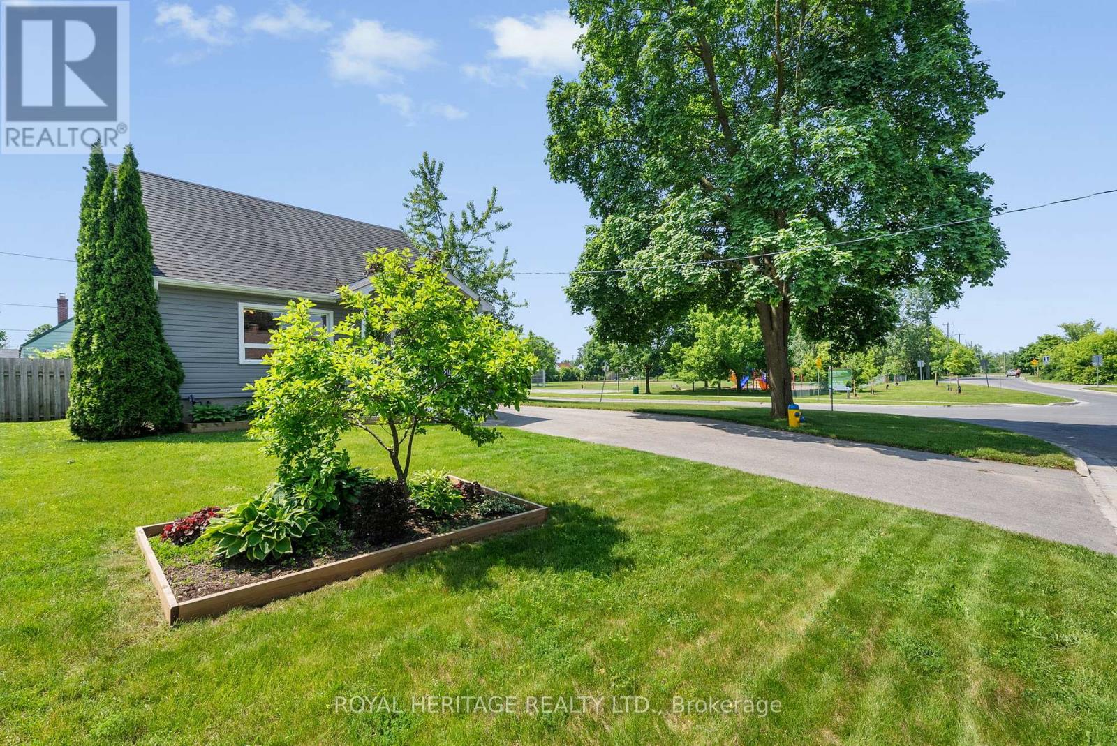 693 Hawley Street, Peterborough South (West), Ontario  K9J 4C7 - Photo 3 - X12219045