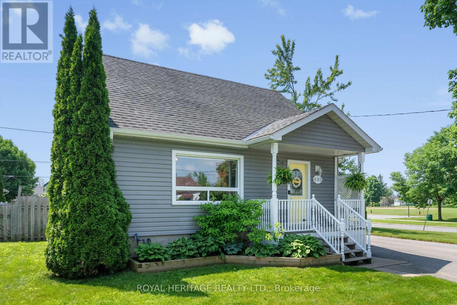 693 Hawley Street, Peterborough South (West), Ontario  K9J 4C7 - Photo 4 - X12219045