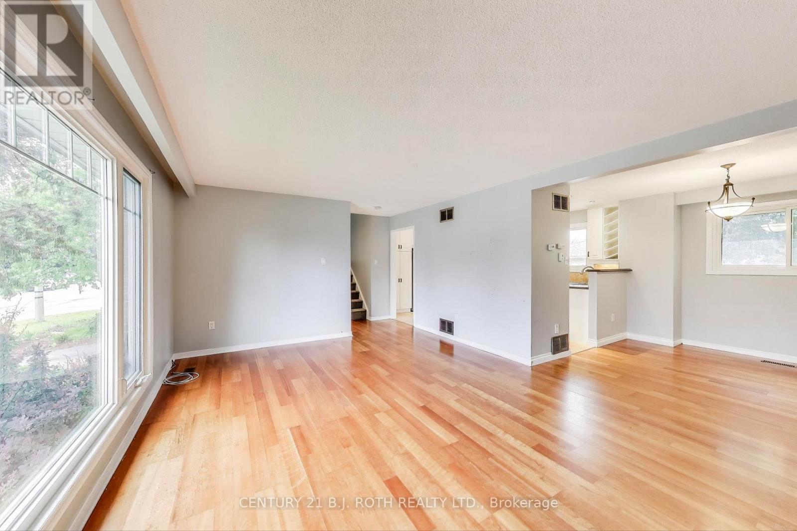50 Applewood Crescent, Kawartha Lakes (Lindsay), Ontario  K9V 4X6 - Photo 4 - X12220962