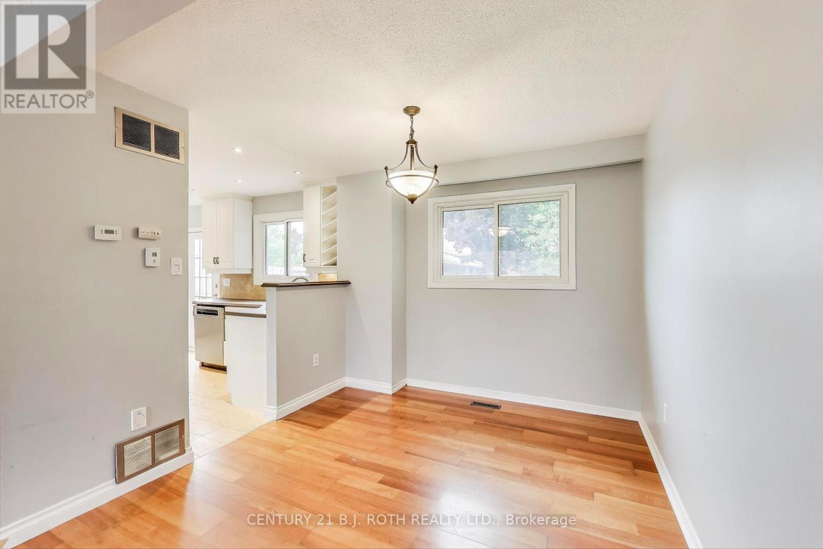 50 Applewood Crescent, Kawartha Lakes (Lindsay), Ontario  K9V 4X6 - Photo 5 - X12220962