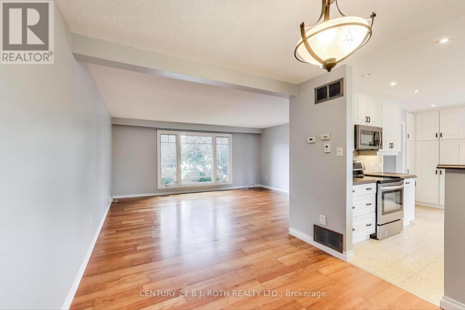 50 Applewood Crescent, Kawartha Lakes (Lindsay), Ontario  K9V 4X6 - Photo 6 - X12220962