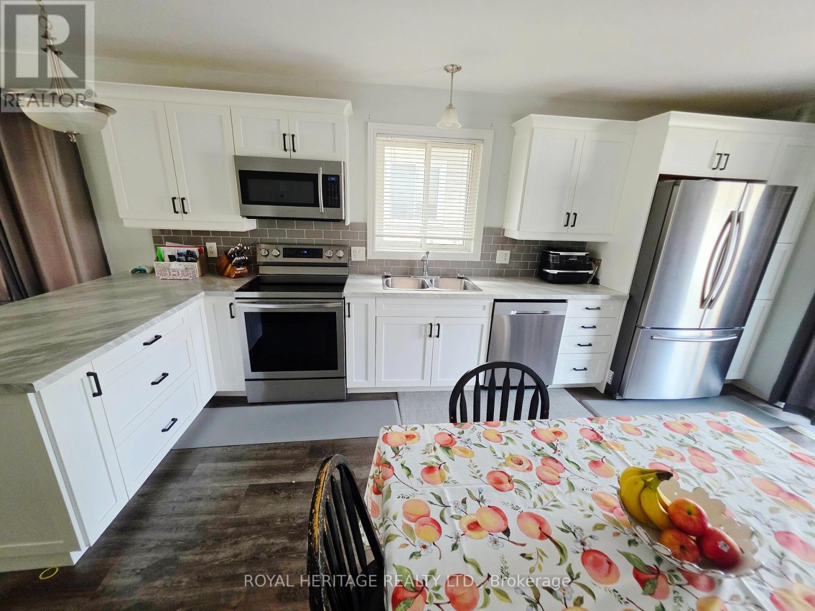 124 Mary Street W, Kawartha Lakes (Lindsay), Ontario  K9V 0B8 - Photo 4 - X12221716