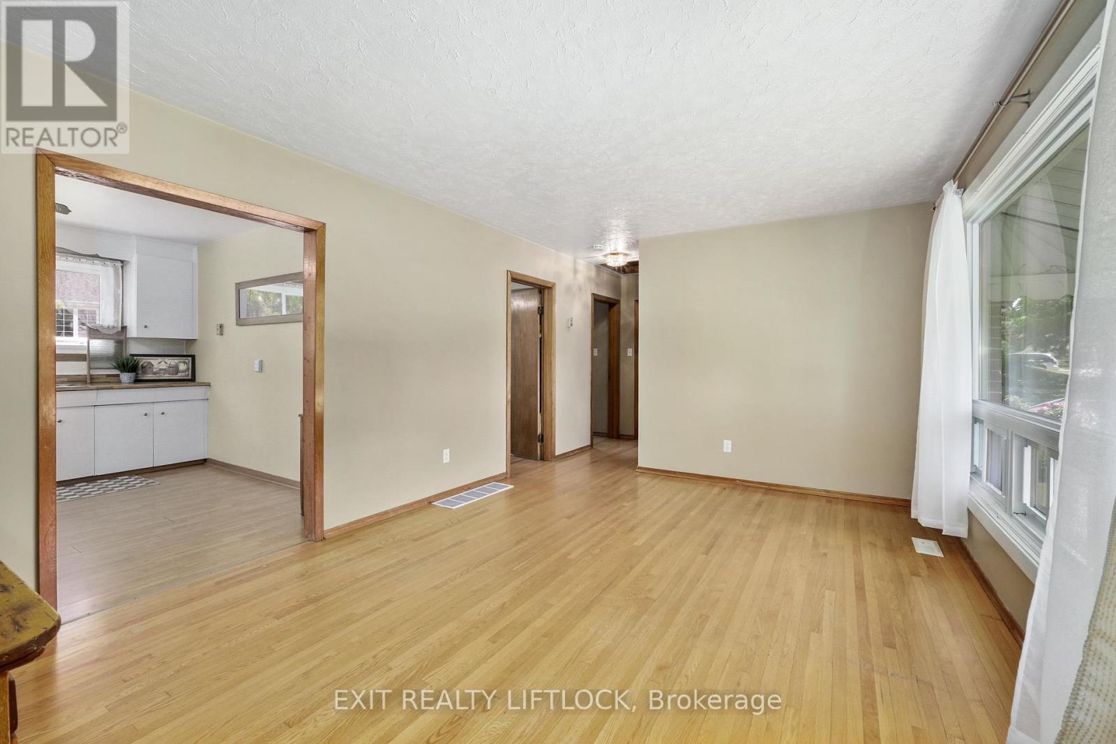 222 Collison Crescent, Peterborough South (East), Ontario  K9J 1A8 - Photo 6 - X12222640
