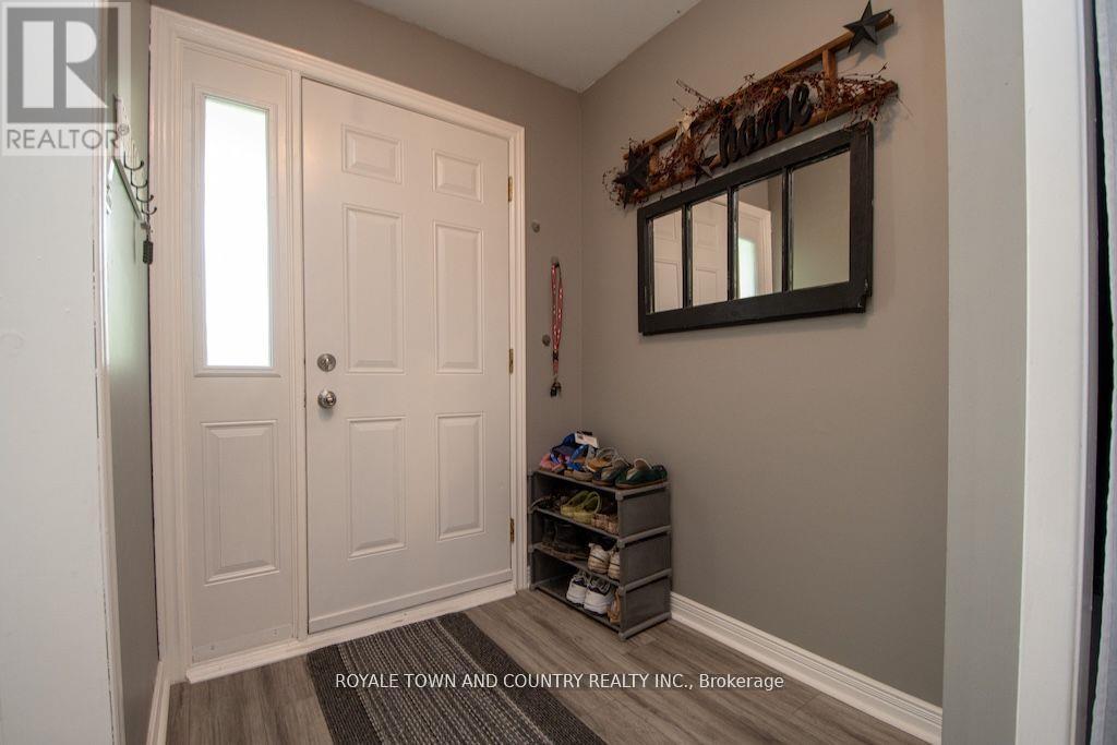 24 Mohawk Drive, Kawartha Lakes (Lindsay), Ontario  K9V 0J6 - Photo 3 - X12222647