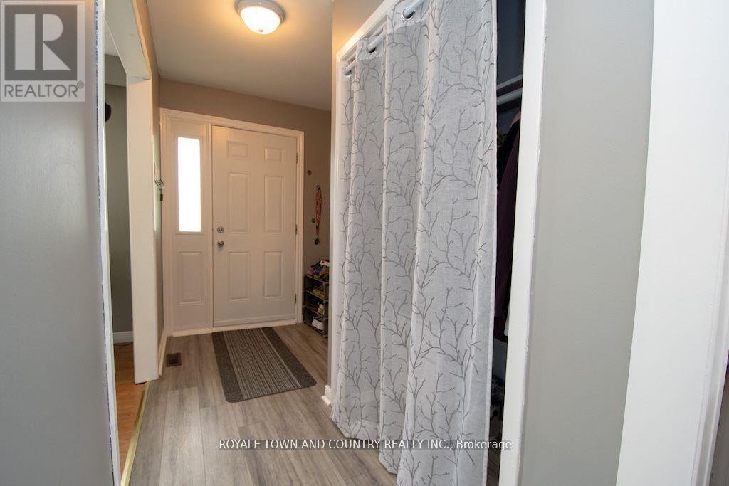 24 Mohawk Drive, Kawartha Lakes (Lindsay), Ontario  K9V 0J6 - Photo 4 - X12222647