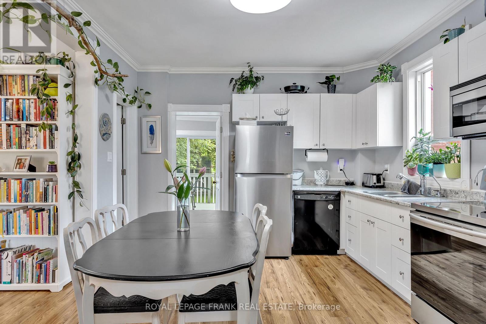 178 Stewart Street, Peterborough Central (South), Ontario  K9J 3M5 - Photo 6 - X12222840