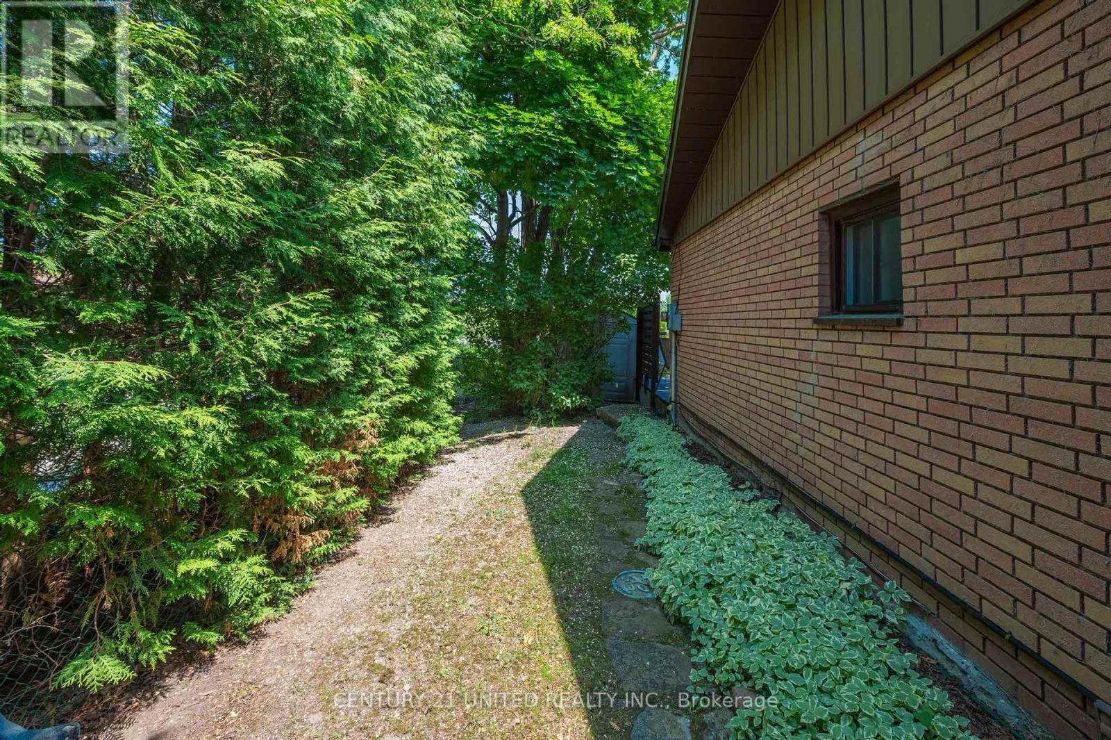 646 Ludgate Street, Peterborough East (Central), Ontario  K9H 2C2 - Photo 9 - X12223016