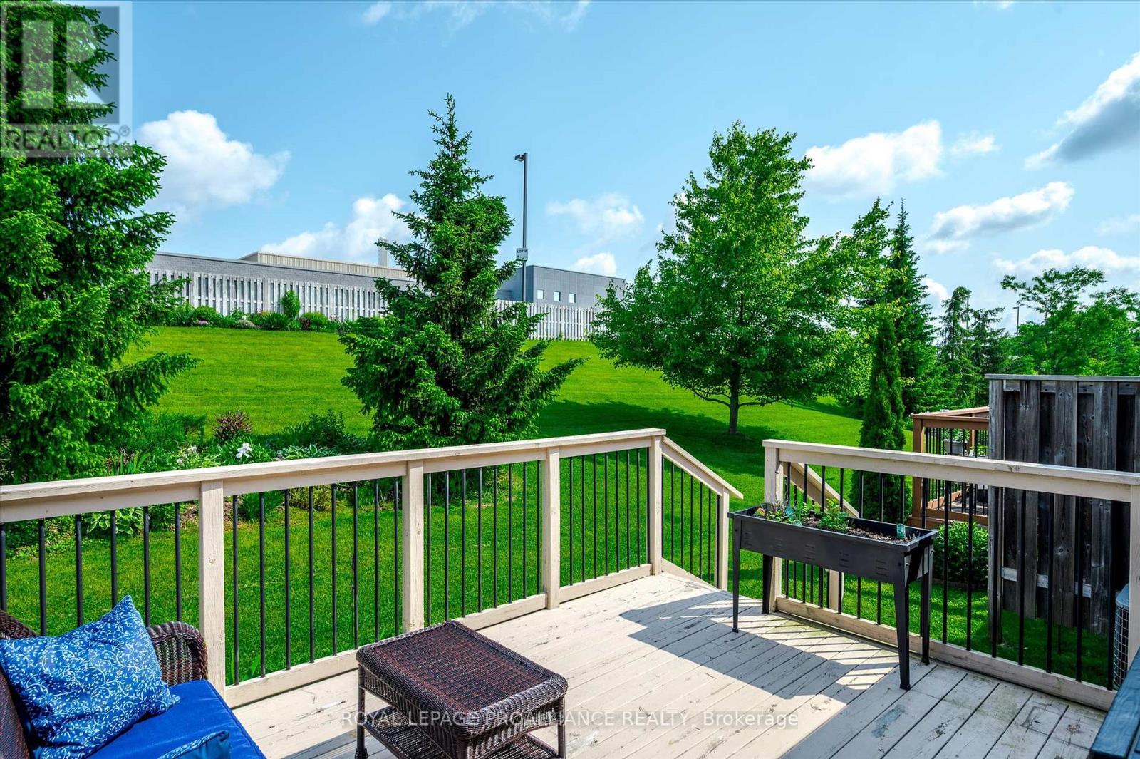 141 Village Crescent, Peterborough West (South), Ontario  K9J 0A9 - Photo 12 - X12223319