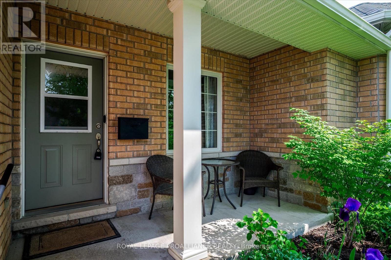 141 Village Crescent, Peterborough West (South), Ontario  K9J 0A9 - Photo 4 - X12223319