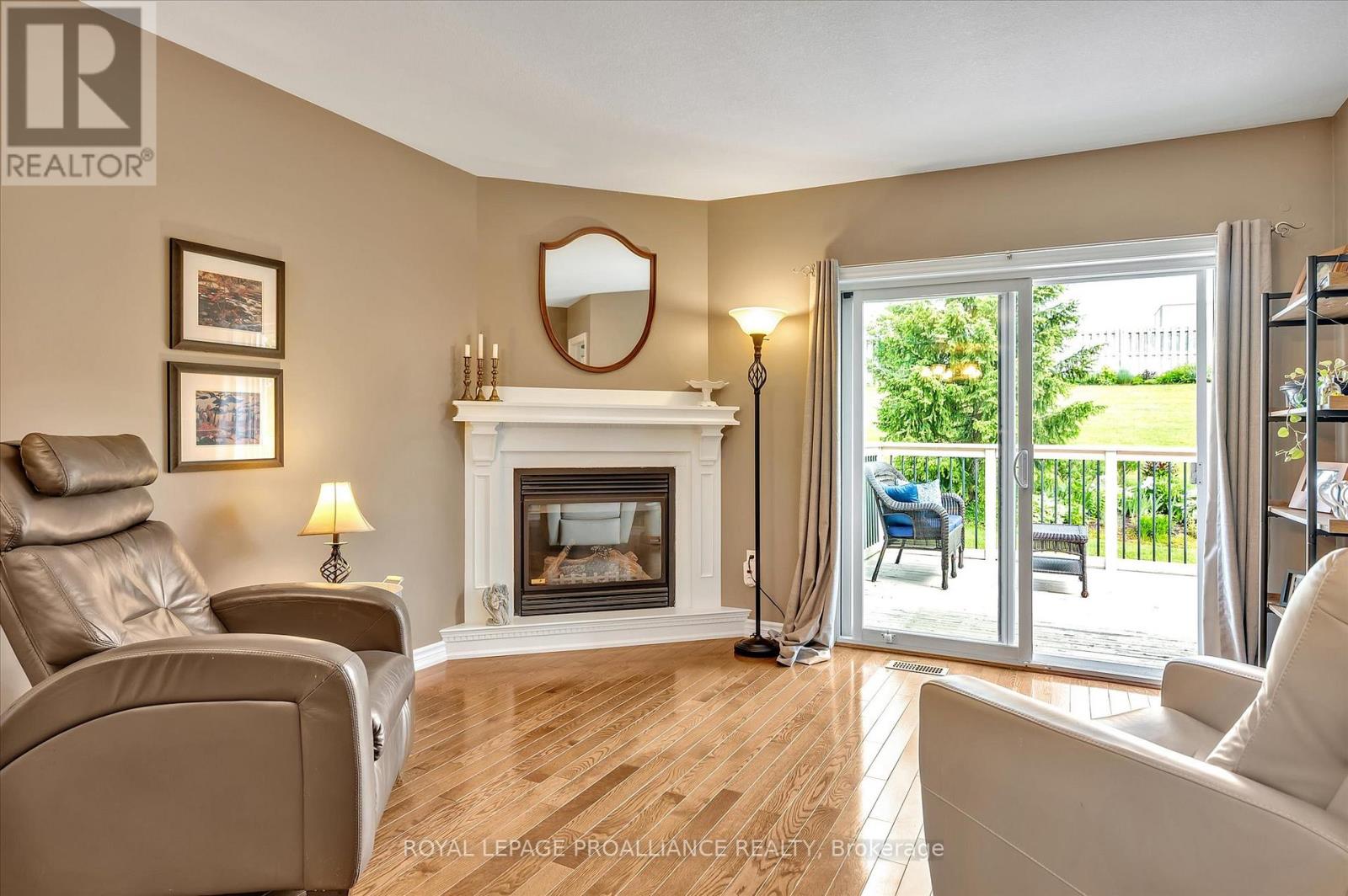 141 Village Crescent, Peterborough West (South), Ontario  K9J 0A9 - Photo 6 - X12223319