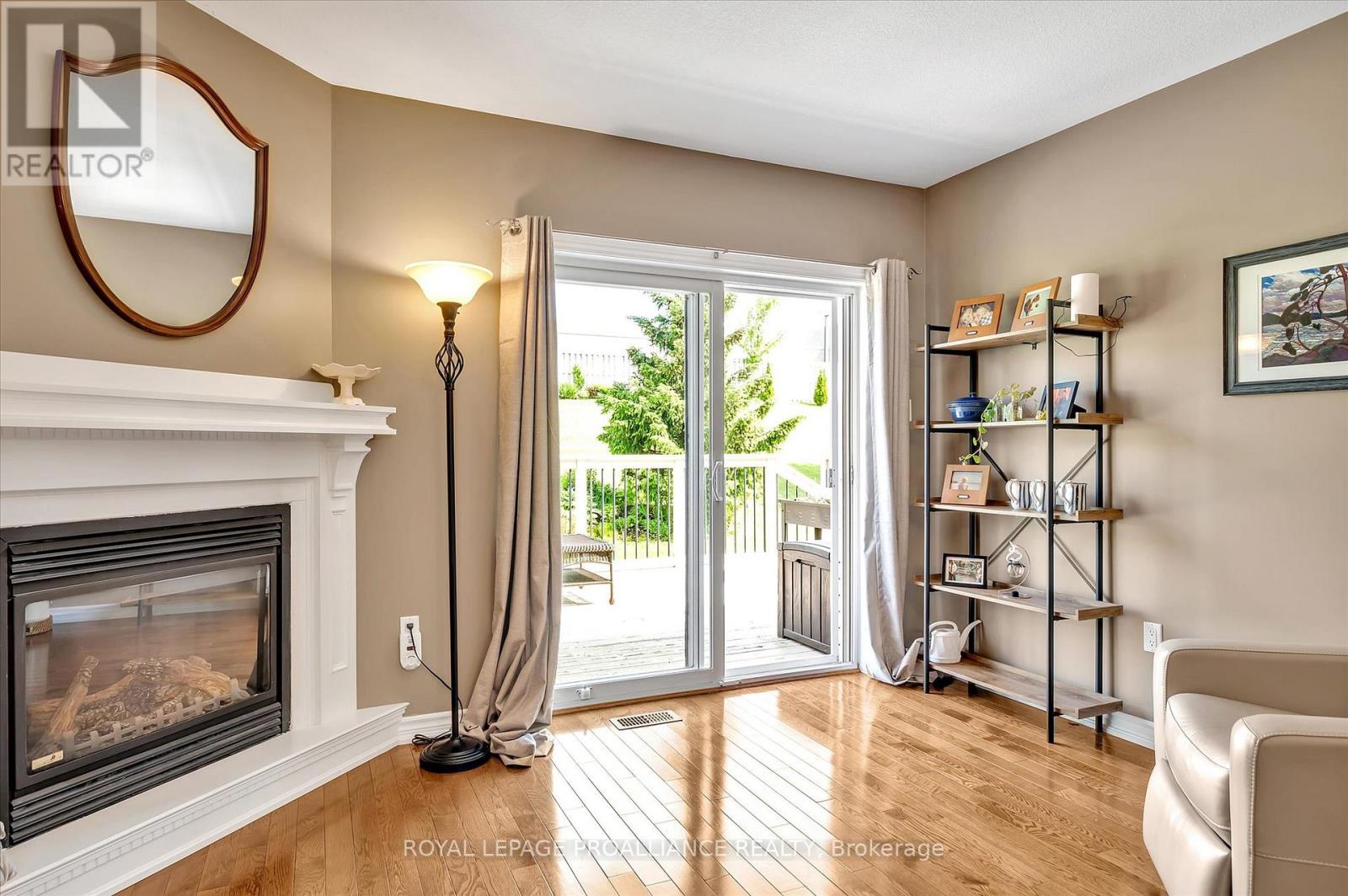 141 Village Crescent, Peterborough West (South), Ontario  K9J 0A9 - Photo 7 - X12223319