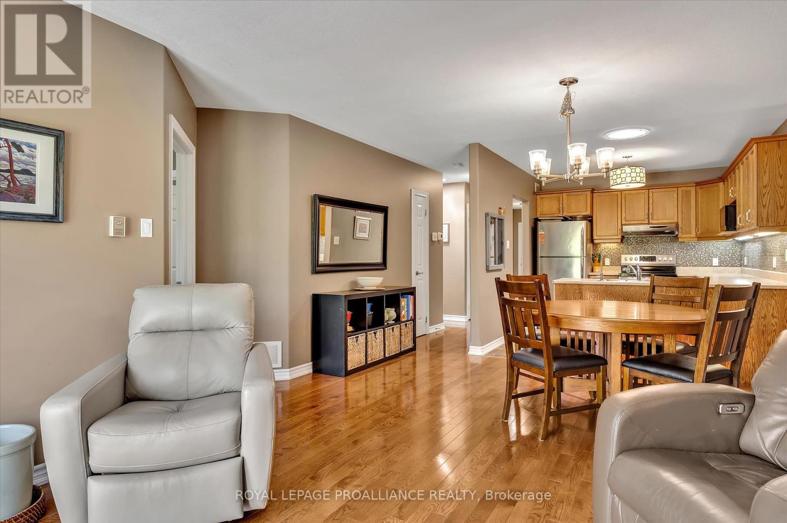141 Village Crescent, Peterborough West (South), Ontario  K9J 0A9 - Photo 8 - X12223319