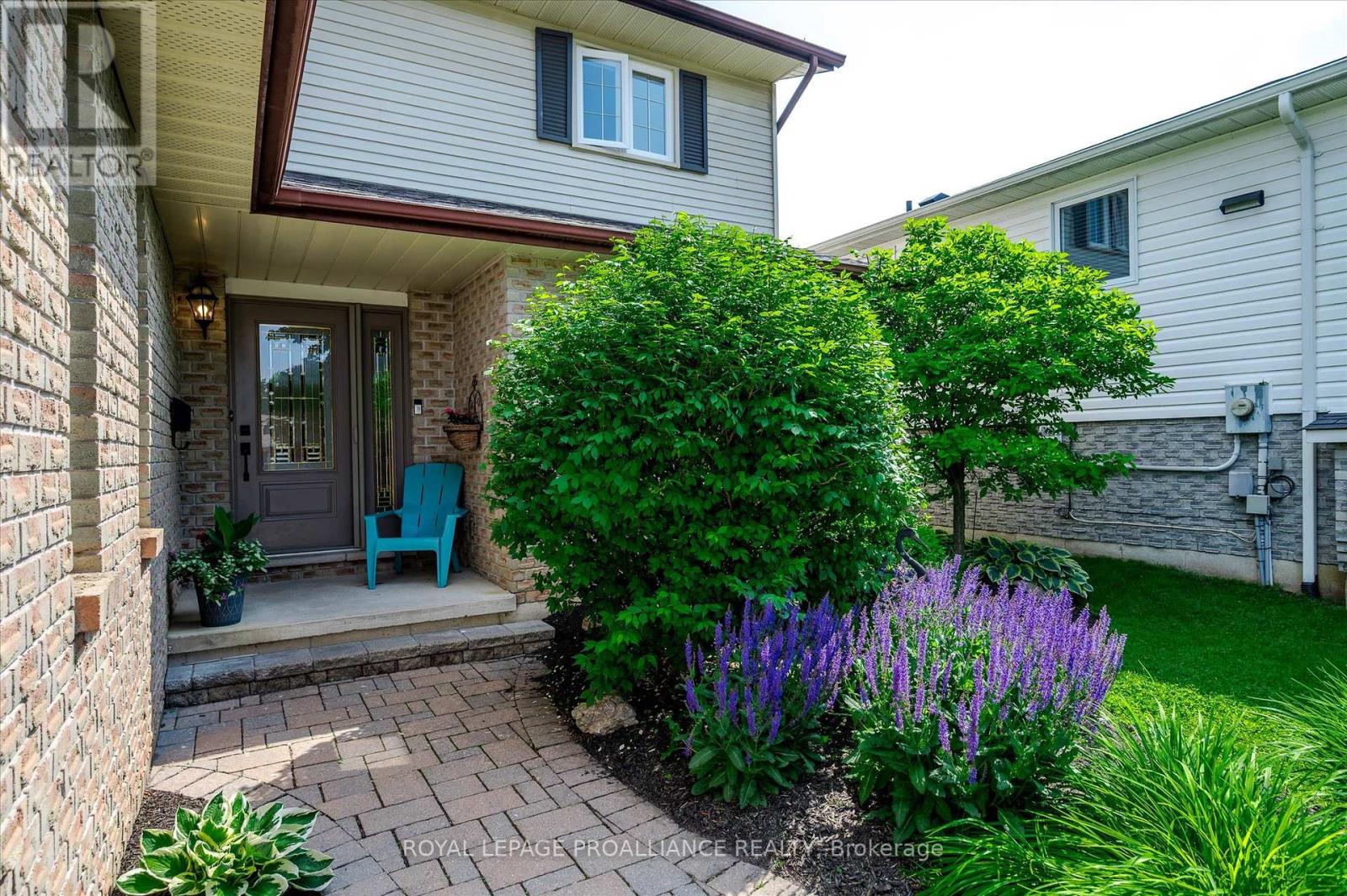 2112 Lorraine Drive, Peterborough North (University Heights), Ontario  K9L 1X4 - Photo 2 - X12223325
