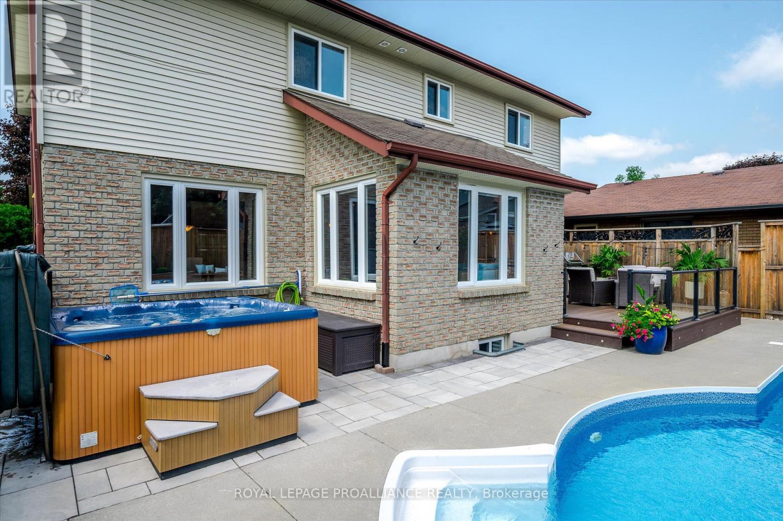 2112 Lorraine Drive, Peterborough North (University Heights), Ontario  K9L 1X4 - Photo 22 - X12223325