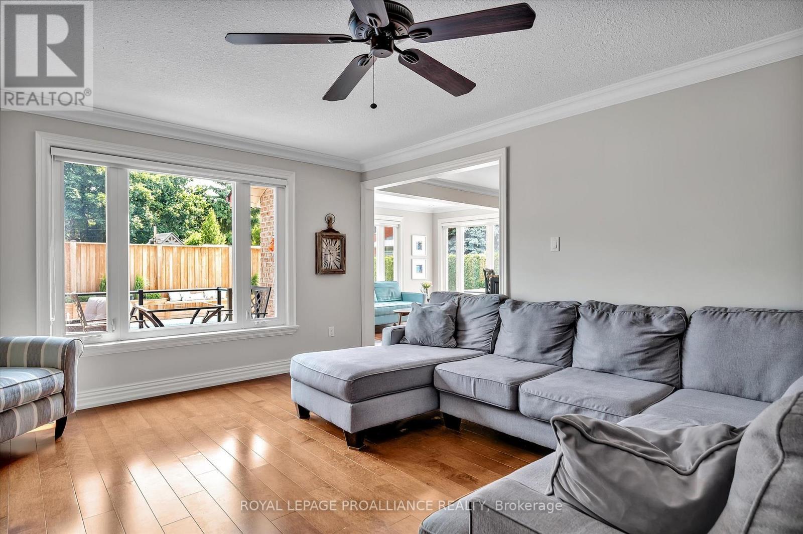 2112 Lorraine Drive, Peterborough North (University Heights), Ontario  K9L 1X4 - Photo 27 - X12223325
