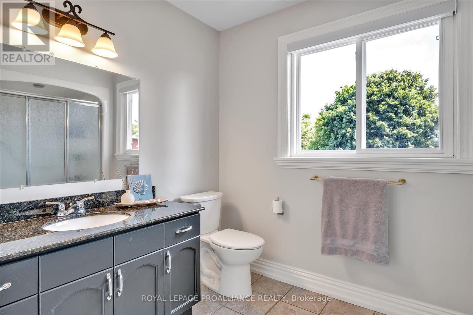 2112 Lorraine Drive, Peterborough North (University Heights), Ontario  K9L 1X4 - Photo 32 - X12223325