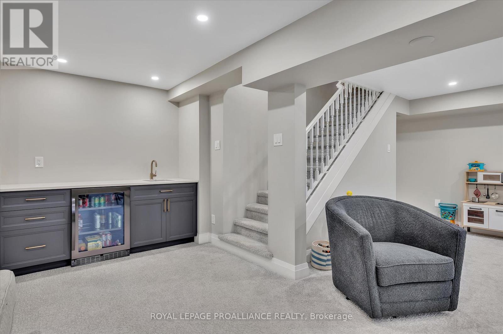 2112 Lorraine Drive, Peterborough North (University Heights), Ontario  K9L 1X4 - Photo 40 - X12223325