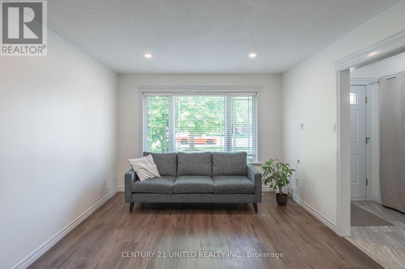 2509 Marsdale Drive, Peterborough East (South), Ontario  K9L 1Z4 - Photo 6 - X12223983
