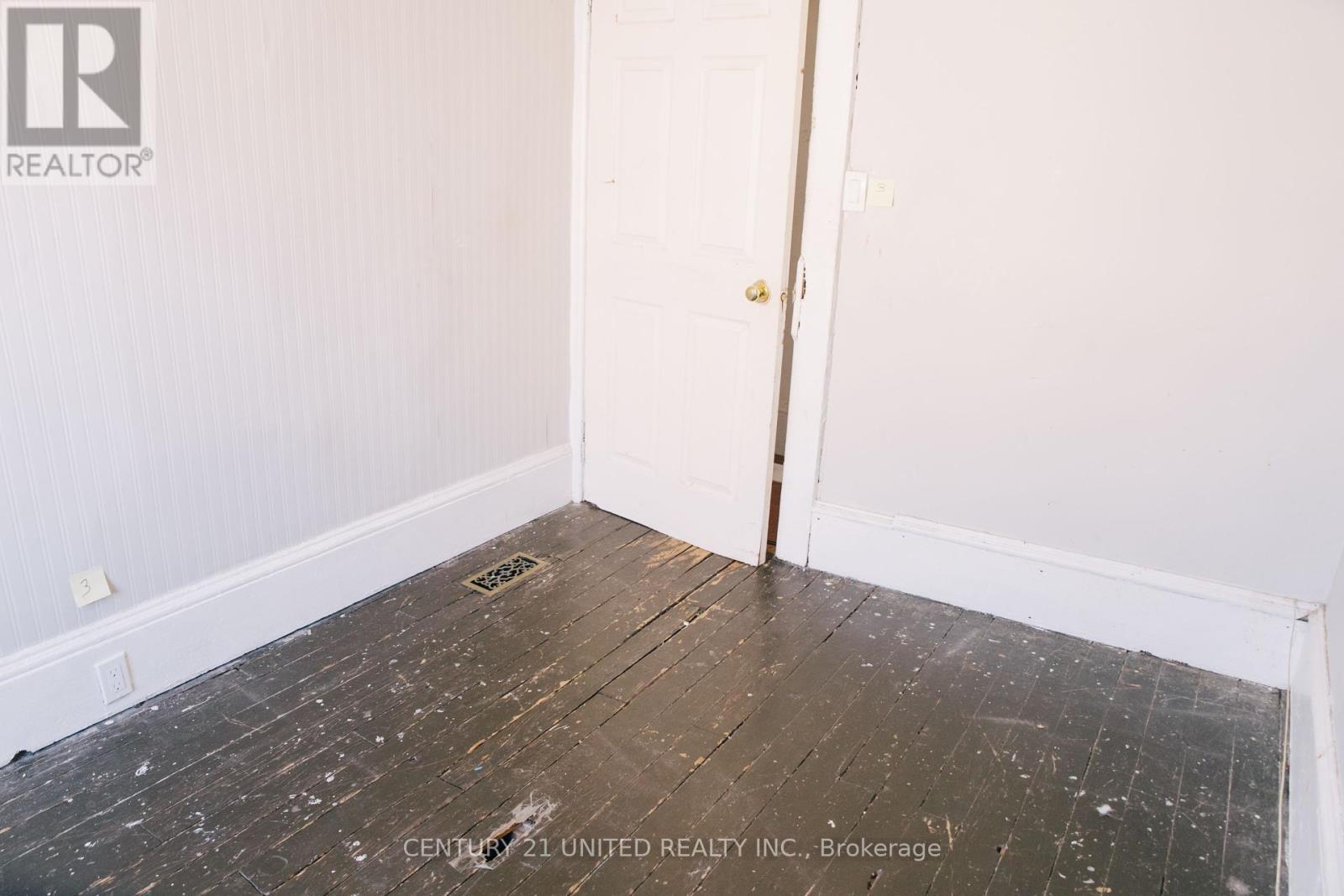 299 Sherbrooke Street, Peterborough Central (North), Ontario  K9J 2N7 - Photo 19 - X12224463
