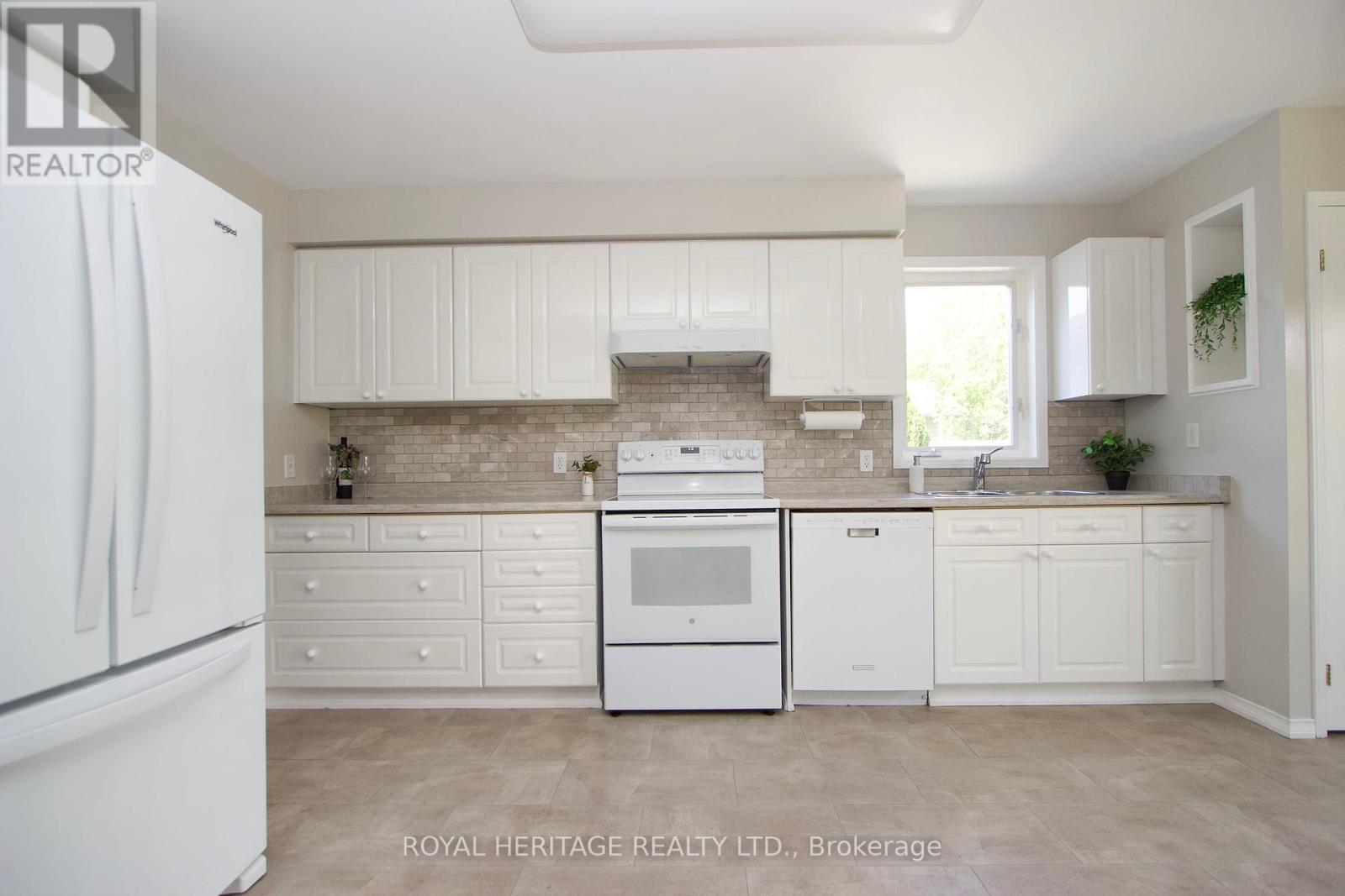 17 Fairway Drive, Clarington (Newcastle), Ontario  L1B 1B3 - Photo 13 - E12226599