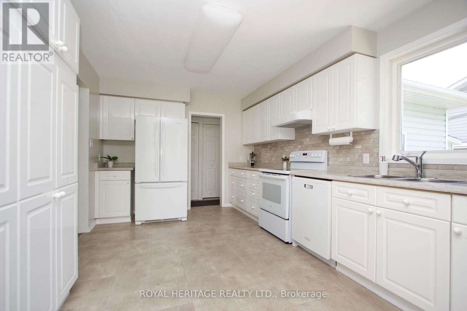 17 Fairway Drive, Clarington (Newcastle), Ontario  L1B 1B3 - Photo 14 - E12226599