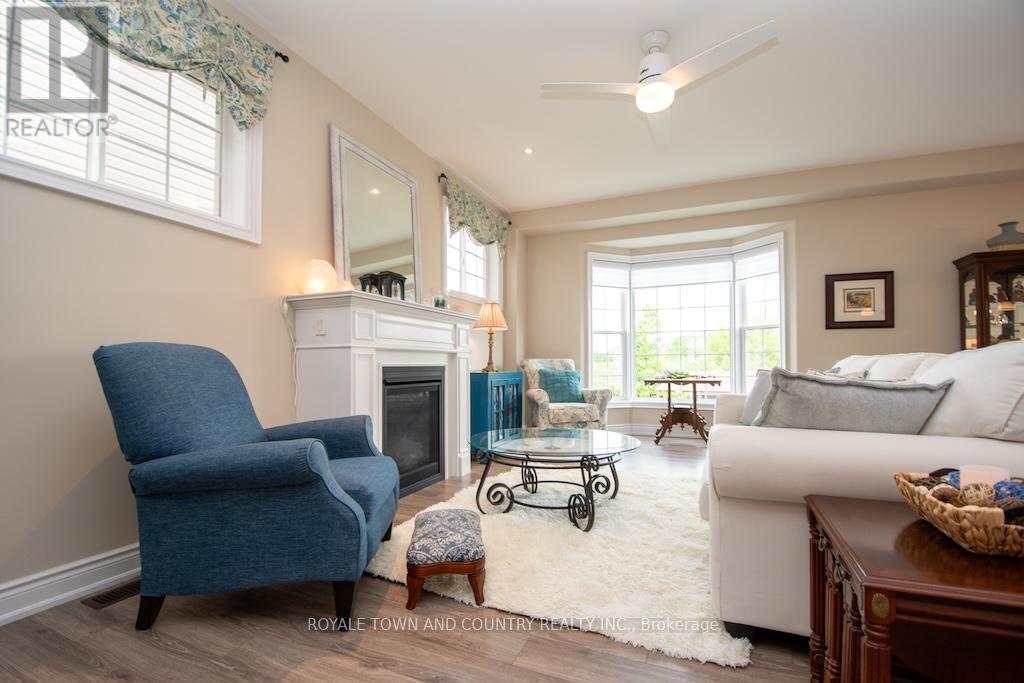 10 Silverbrook Avenue, Kawartha Lakes (Lindsay), Ontario  K9V 0L9 - Photo 6 - X12229134
