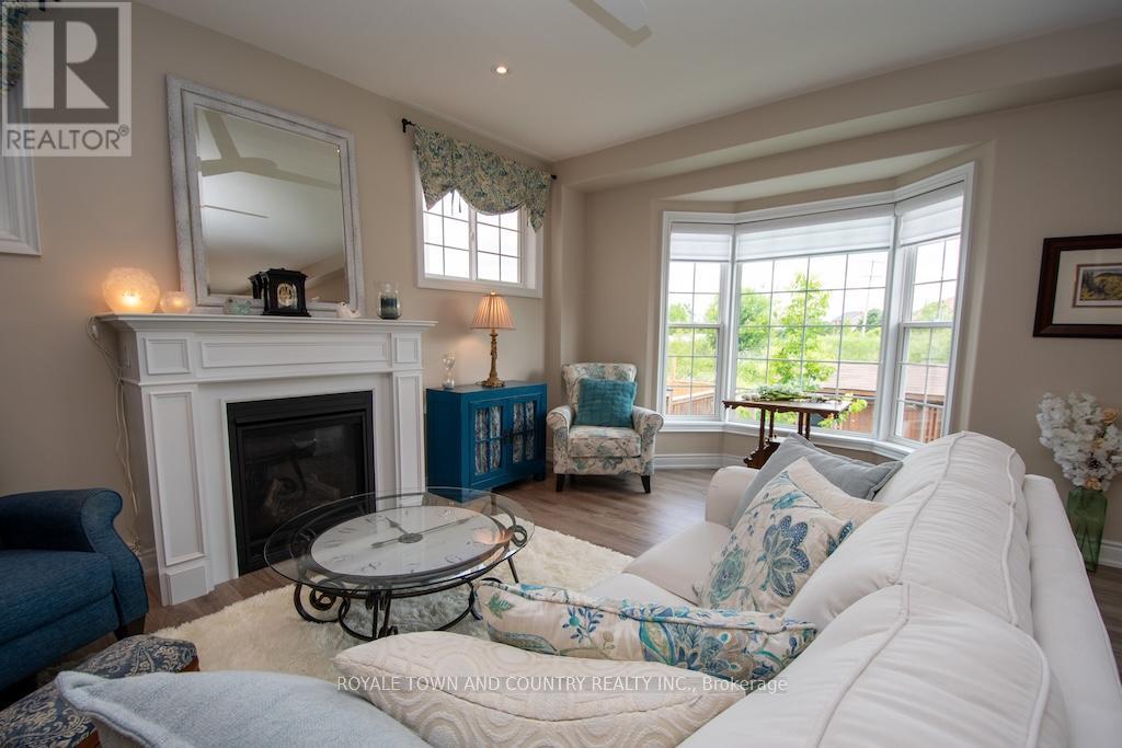 10 Silverbrook Avenue, Kawartha Lakes (Lindsay), Ontario  K9V 0L9 - Photo 7 - X12229134