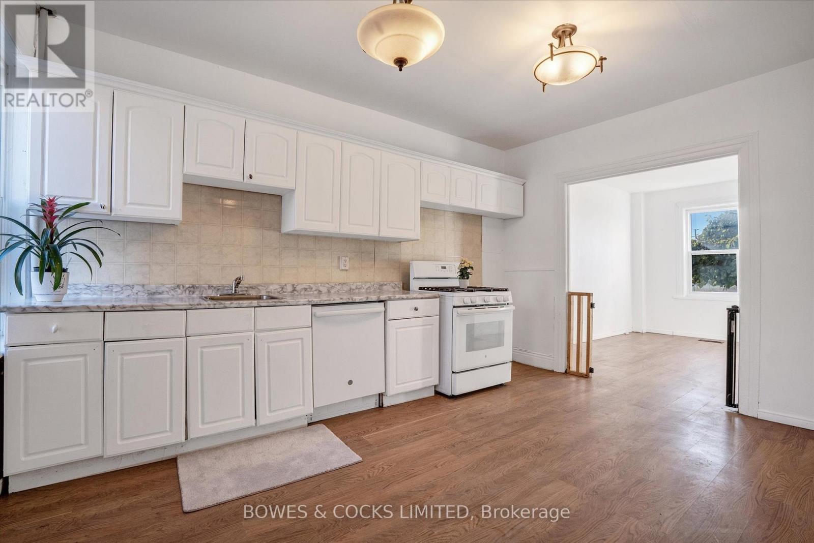 266 Wolfe Street, Peterborough Central (South), Ontario  K9J 2L3 - Photo 10 - X12230743