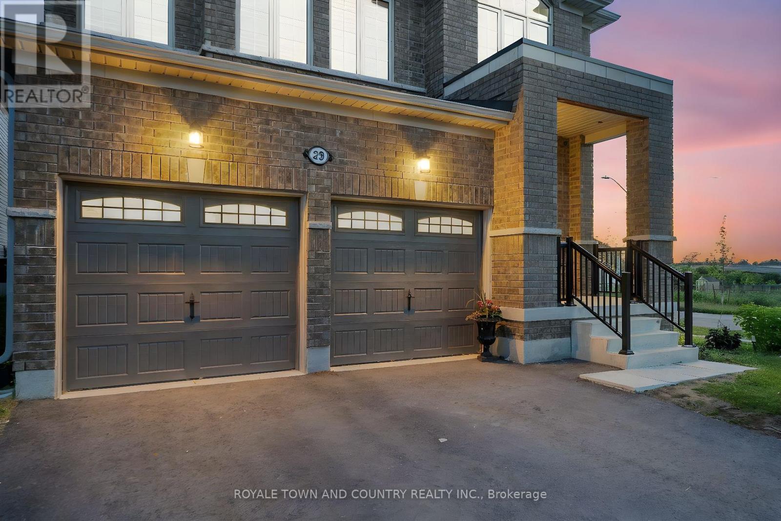 29 Hennessey Crescent, Kawartha Lakes (Lindsay), Ontario  K9V 0P3 - Photo 4 - X12231797