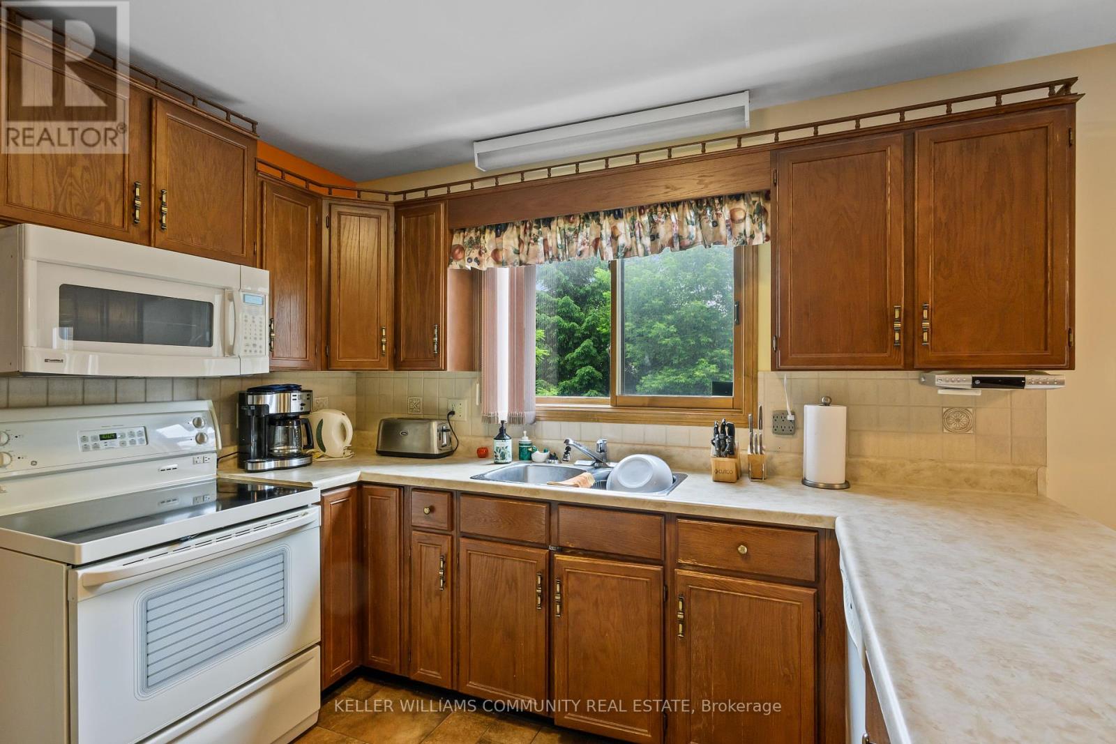 1320 Albertus Avenue, Peterborough Central (Old West End), Ontario  K9J 7S3 - Photo 12 - X12231878