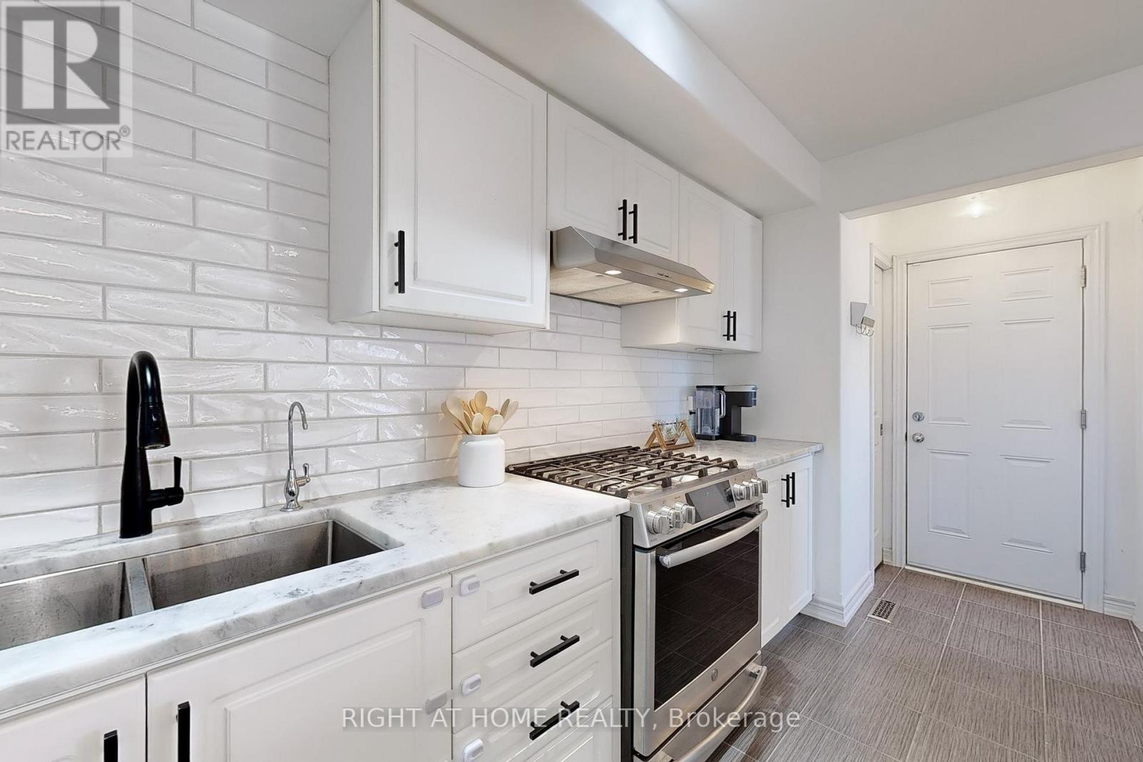 909 Broadway Boulevard, Peterborough North (North), Ontario  K9H 0J1 - Photo 18 - X12232140