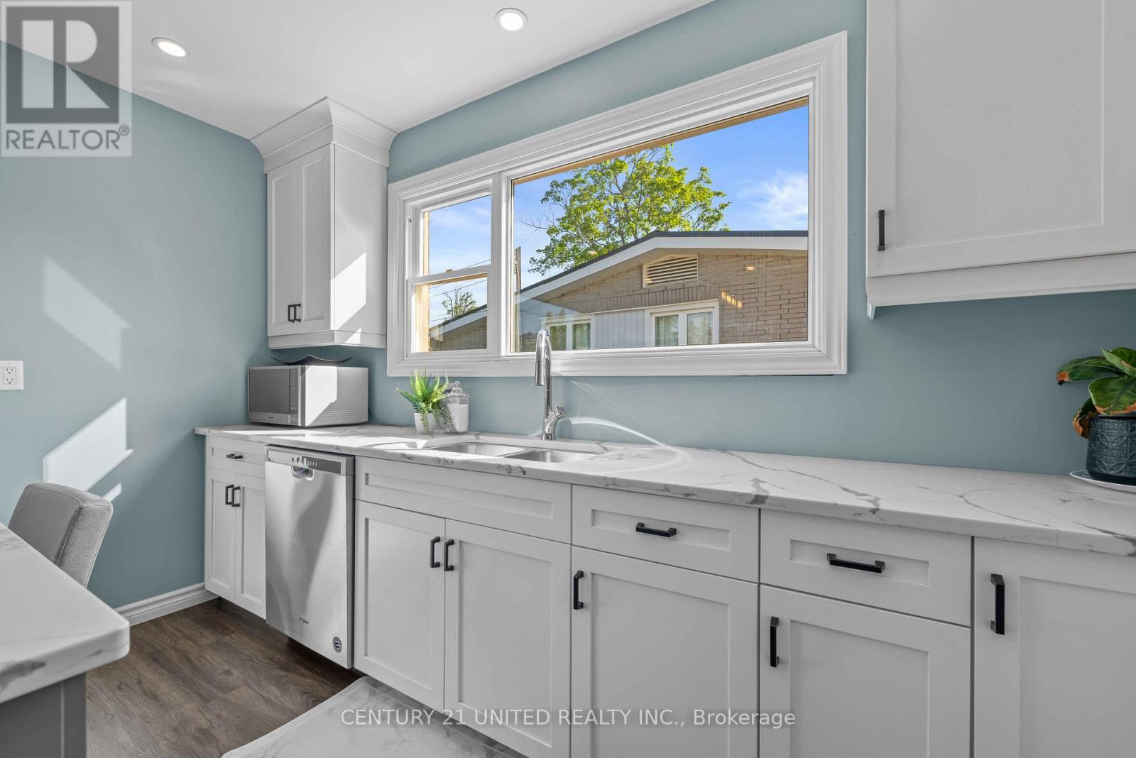 1056 Glebemount Crescent, Peterborough North (Central), Ontario  K9H 6M3 - Photo 9 - X12232902
