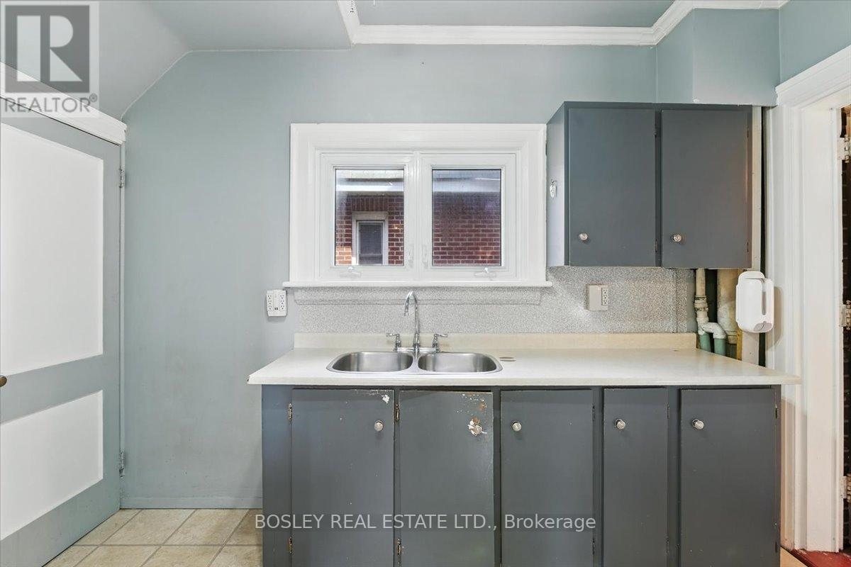 712 Park Street S, Peterborough South (West), Ontario  K9J 3T1 - Photo 10 - X12233406