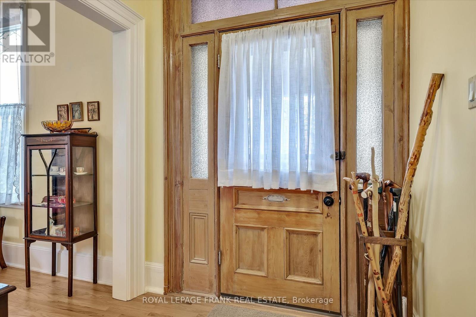 484 Gilmour Street, Peterborough Central (Old West End), Ontario  K9H 2J9 - Photo 5 - X12235608