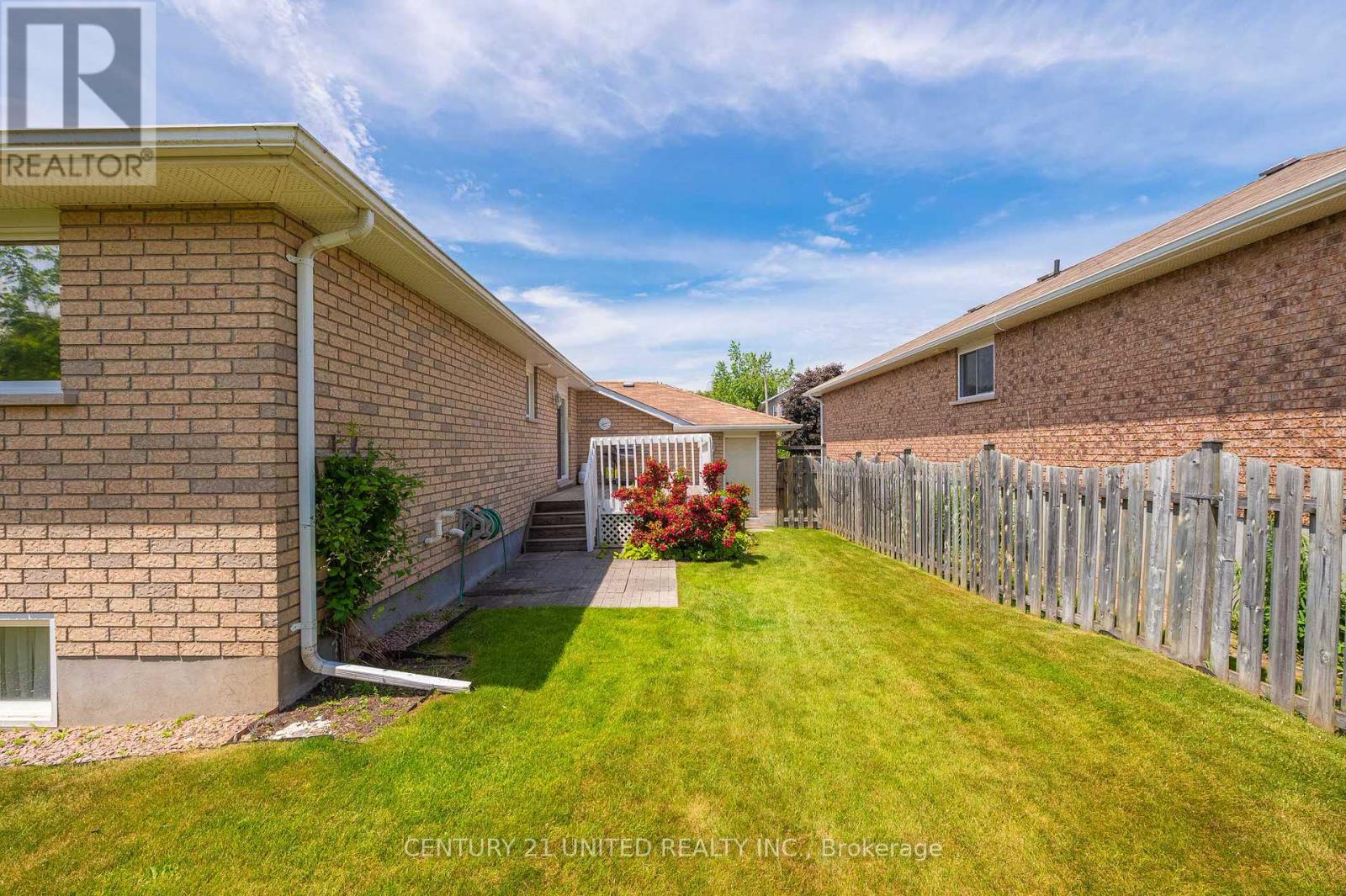 2221 Lorraine Drive, Peterborough North (University Heights), Ontario  K9L 1X5 - Photo 10 - X12235616
