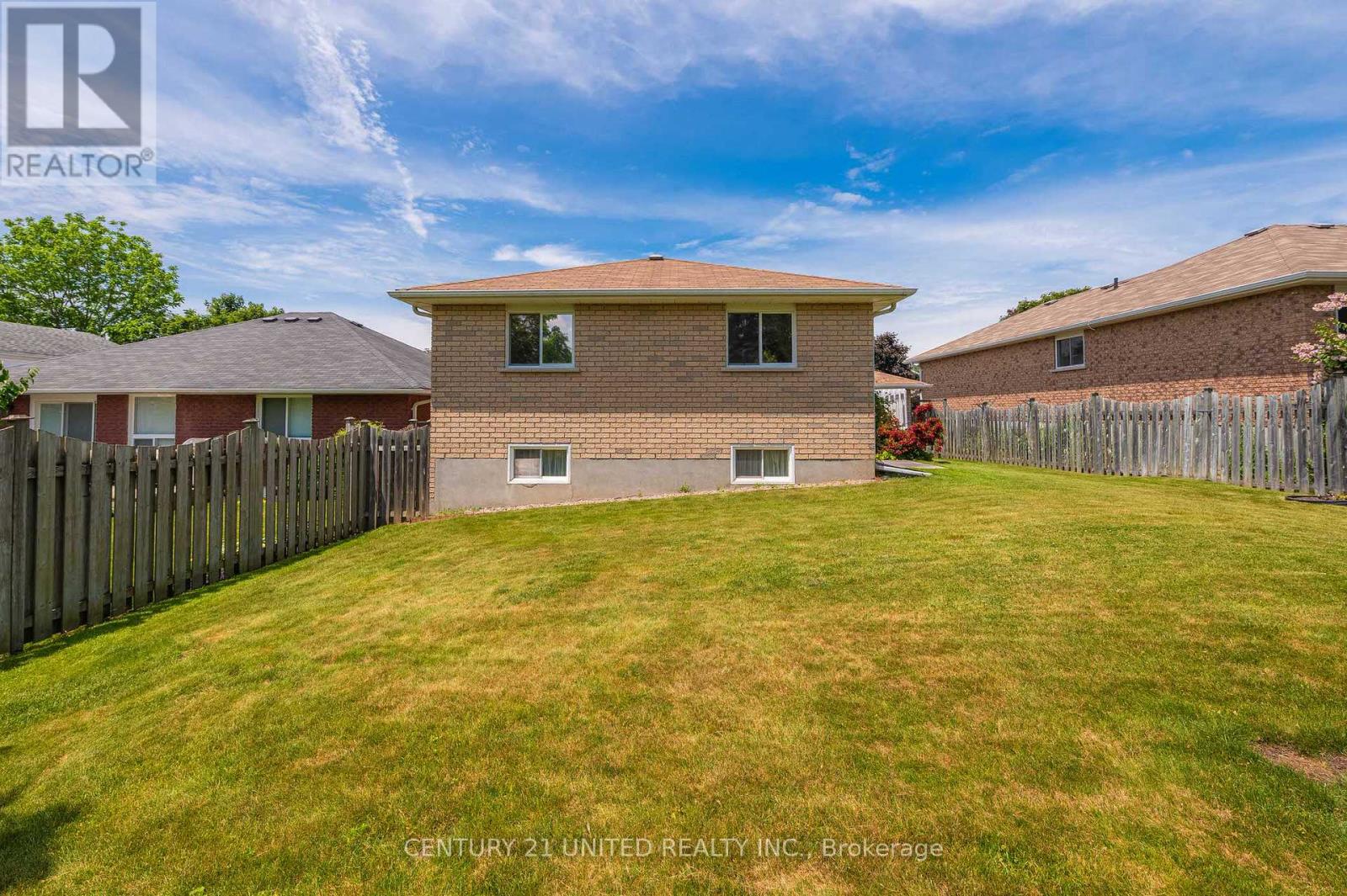 2221 Lorraine Drive, Peterborough North (University Heights), Ontario  K9L 1X5 - Photo 11 - X12235616